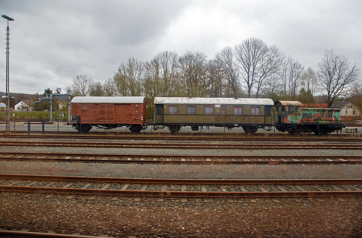 Stielecht wie ein Militärzug der Deutschen Wehrmacht um 1943.....
Die eine ehemalige Wehrmachtslokomotive WR 200 B 14 (V 20 043 Baujahr 1943 von Deutz 39624, Typ A6M 324 R) steht mit zweiachsigen 2. Klasse DRG Einheits-Durchgangswagen „Donnerbüchse“  27 0931 Bresslau der Gattung Bi-29 (ex 36 507 Breslau, später bei der DB 27 093 Reg Aie) und dem zweiachsigen gedeckten Güterwagen DR Oppeln 1954 der Gattung Grhs, am 17.04.2023 im DDM - Deutschen Dampflokomotiv-Museum in Neuenmarkt-Wirsberg.
