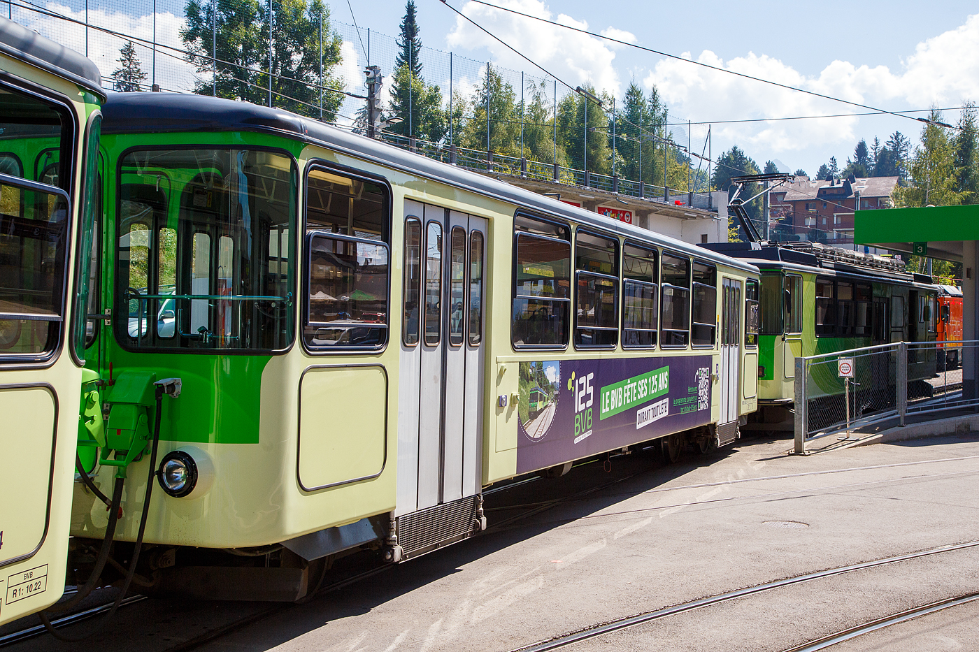 TPC 125 Jahre BVB! (Les TPC célèbrent les 125 ans du BVB!):
Der vierachsige Personenwagen (2. Klasse) tpc BVB B 62, eingereiht in einem Pendelzug mit dem Triebwagen tpc BVB BDeh 4/4 82 „Ollon“, am 10 September 2023 im Bahnhof Villars-sur-Ollon. Der Zug fährt gerade von der Abstellgruppe auf das Gleis 3.

Der Zwischenwagen wurde 1976 als B 62 zu den BVB Triebwagen BDeh 4/4 81 und 82 (von SWP/SLM/SAAS) von SWP (Schindler Waggon AG) in Pratteln gebaut, die Elektrik ist von SAAS (Société Anonyme des Ateliers de Sécheron in Genf, später ABB).

TECHNISCHE DATEN des B 62:
Spurweite: 1.000 mm (Meterspur)
Achsanzahl: 4 (2´2´)
Zahnradsystem:  Abt (Bremszahnrad)
Länge über Kupplung: 15.600 mm
Eigengewicht: 8,5 t
Max. Neigung : 200 ‰
Höchstgeschwindigkeit (Adhäsion): 40 km/h
Höchstgeschwindigkeit (Zahnrad): 20 km/h 
(Berg auf) / 15 km/h (Talfahrt)
Sitzplätze: 48 (in der 2.Klasse), bei 
Rev. 05.08 noch 40
Stehplätze: 72
Kupplung: +GF+-Kupplung
Bremse: Frein P-A
Revision: 05.16 (es kamen 8 Sitzplätze hinzu)

Der B 62 trägt die Werbung warum wir u.a. dieses Wochenende (08 bis 10 September 2023) dorthin gefahren sind:
Die TPC feiert 125 Jahre BVB! (Les TPC célèbrent les 125 ans du BVB!)
Im Jahr 2023 feiert der BVB-Zug (Bex – Villars – Bretaye) sein 125-jähriges Jubiläum! Zu diesem Anlass organisiert das TPC eine Reihe von Veranstaltungen, um Ihnen die Geschichte und den Charme dieser symbolträchtigen Linie der Waadtländer Alpen näher zu bringen oder wiederzuentdecken. Unteranderem gab es am dem Wochenende Tageskarten für das gesamte TPC-Netz für jeweils günstige 10,00 CHF/Tag und Person.