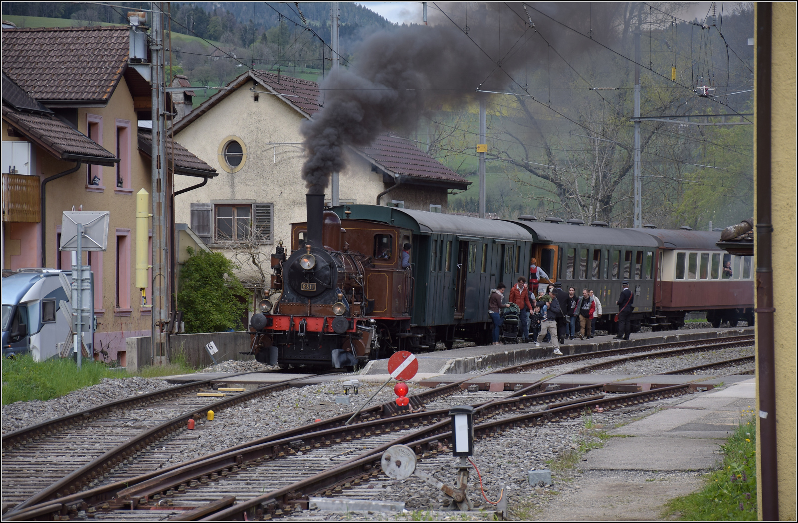 Train au fil de l'Areuse.

E 3/3 5811 in Môtiers. Angesichts des bevorstehenden Streckenumbaus darf bei diesen Bildern der Dampfzug die Nebensache sein. Mai 2024.