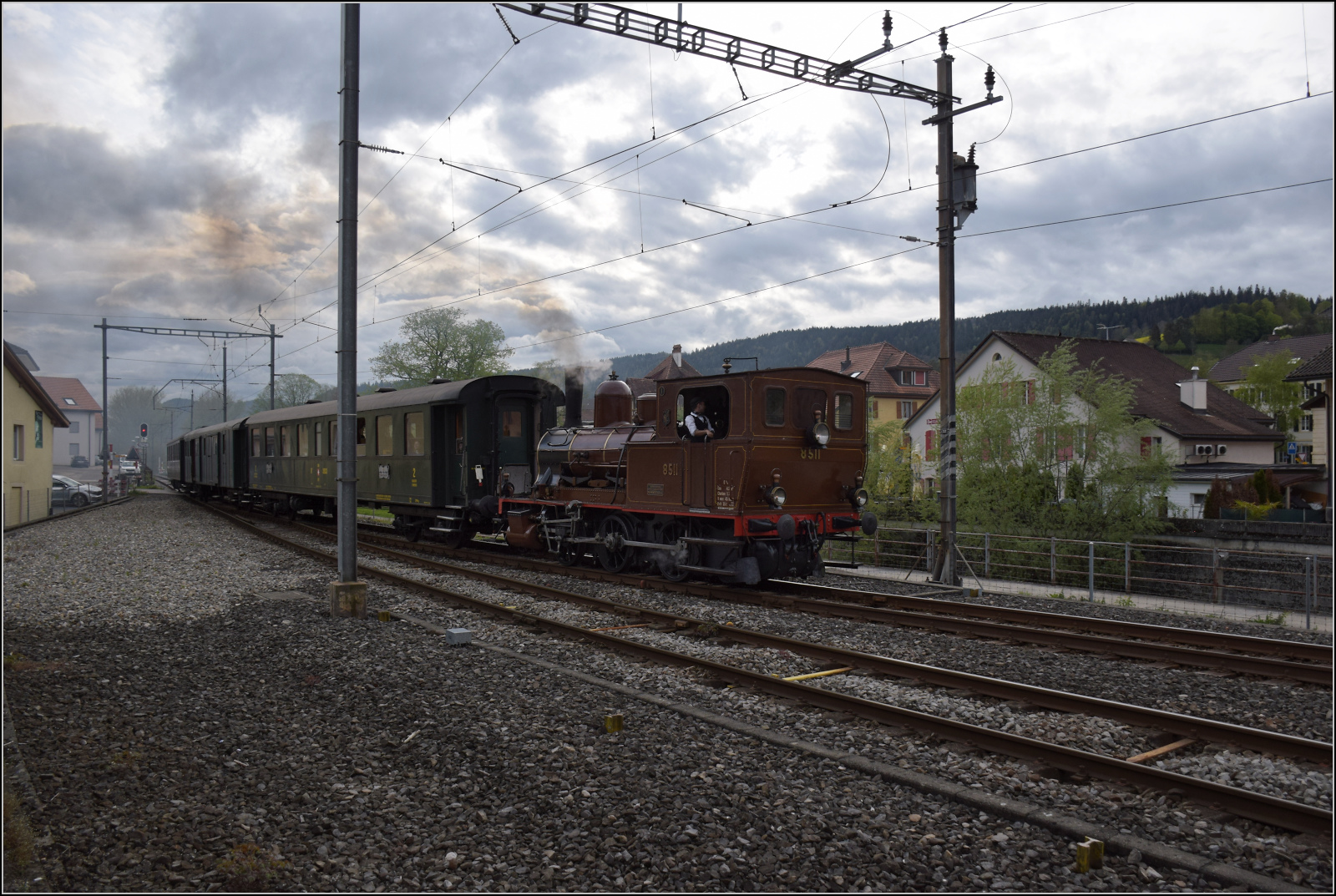 Train du Terroir.

E 3/3 5811 in Couvet. Mai 2024.