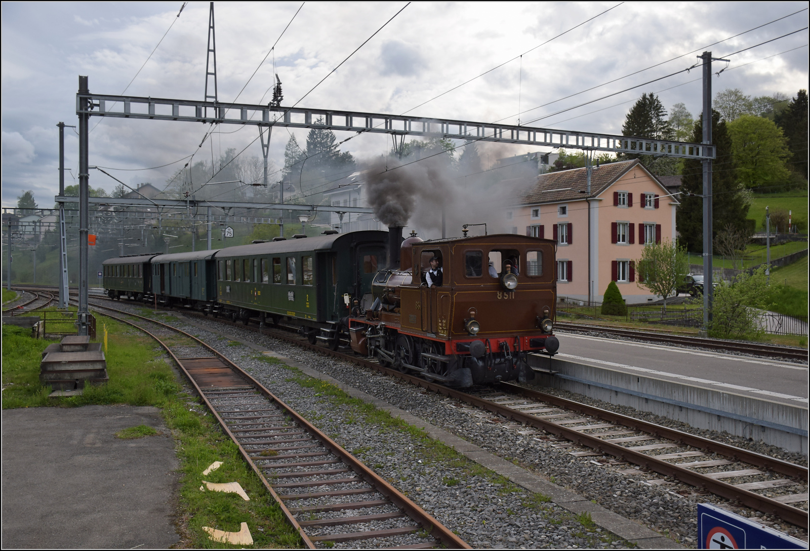 Train du Terroir.

Einfahrt von E 3/3 5811 nach Travers. Mai 2024.