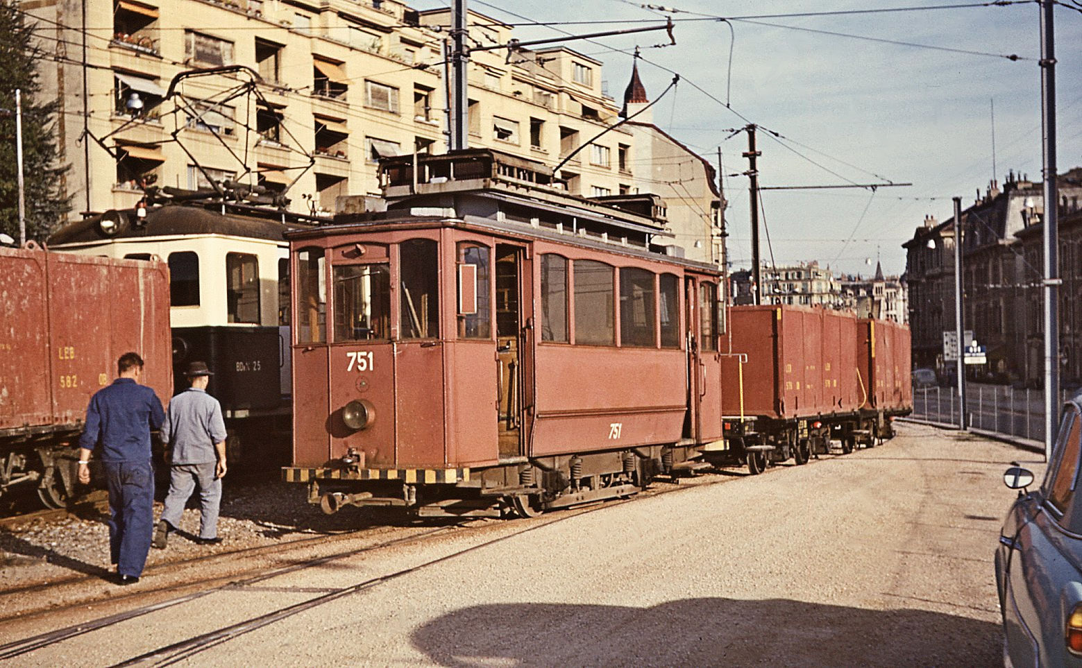Ueberfuhr von der LEB in Lausanne Chauderon zur Umladestelle in Sébeillon: Wagen 751 ist von der LEB in Lausanne Chauderon mit zwei Zuckerrübenwagen zum Umschlagplatz Lausanne Sébeillon heruntergekommen. Einst VBZ Zürich 1167, dann Tramway de Lausanne 409 (so weit ich herausfinden konnte). 16.Oktober 1967 