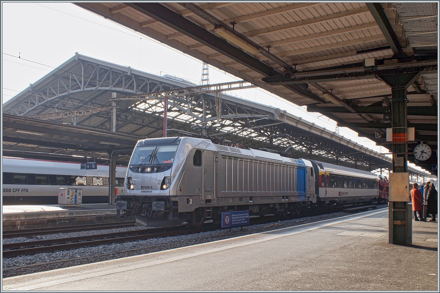 Ungew�hnliches in Lausanne: ein  Auto im Reisezug  Test-Komposition? Oder ist der zu testende Laaeffrs 560.4 (25 80 4382 302-4Ten D-ATG)  nur  ein gew�hnlicher Autotransport Wagen. Jedenfalls freute ich mich �ber die Railpool 187 009-6 (91 80 4618 009-6 D-Rpool) die ich mit ihrem bunten Testzug in Lausanne aufnehmen konnte. 

4. M�rz 2023