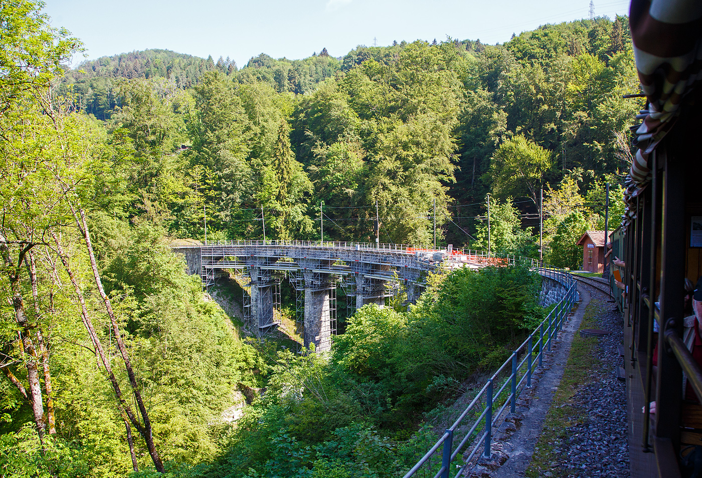 Unterwegs mit der ehemalige Berninabahn BB Ge 4/4 81 der Museumsbahn Blonay–Chamby am 27. 05.2023 von Blonay hinauf in Richtung Chamby, gerade hat unser Zug das Baye de Clarens Viadukt verlassen.

Wie man gut erkennen kann finden an der Brücke finden derzeit umfangreiche Instandsetzungsarbeiten statt, was auch gut für den Betrieb für die Museumsbahn Blonay–Chamby ist. Die Strecke selbst gehört ja nicht der BC, sondern die 2,95 km lange, meterspurige, elektrifizierte und durchgehend eingleisige Bahnstrecke Blonay–Chamby (BAV 115) gehört Transports Montreux–Vevey–Riviera (MVR). Sie wird aber in der Sommersaison auch von der Museumsbahn Blonay–Chamby (BC) als historische Bahn befahren.
