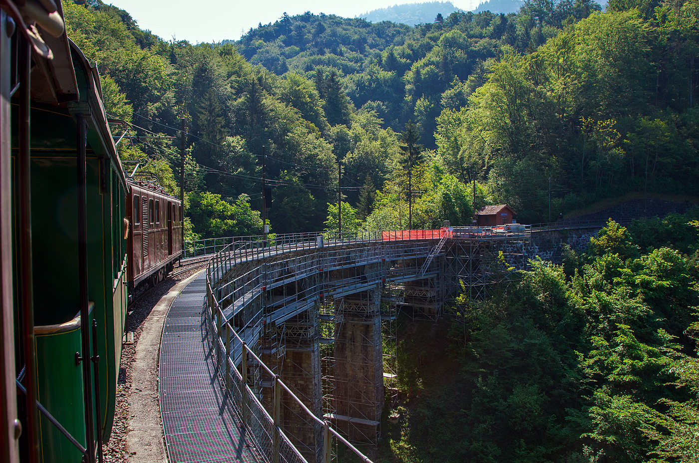 Unterwegs mit der ehemalige Berninabahn BB Ge 4/4 81 der Museumsbahn Blonay–Chamby, ex RhB Ge 4/4 181, ex BB Ge 4/4 81, ex BB Ge 6/6 81, am 27. 05.2023 auf dem Baye de Clarens Viadukt in Richtung Chamby.

Wie man gut erkennen kann finden an der Brücke finden derzeit umfangreiche Instandsetzungsarbeiten statt, was auch gut für den Betrieb für die Museumsbahn Blonay–Chamby ist. Die Strecke selbst gehört ja nicht der BC, sondern die 2,95 km lange, meterspurige, elektrifizierte und durchgehend eingleisige Bahnstrecke Blonay–Chamby (BAV 115) gehört Transports Montreux–Vevey–Riviera (MVR). Sie wird aber in der Sommersaison auch von der Museumsbahn Blonay–Chamby (BC) als historische Bahn befahren.