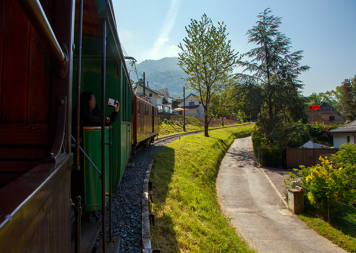 Unterwegs mit der ehemalige Berninabahn BB Ge 4/4 81 der Museumsbahn Blonay–Chamby, ex RhB Ge 4/4 181, ex BB Ge 4/4 81, ex BB Ge 6/6 81, am 27. 05.2023 von Blonay hinauf in Richtung Chamby.