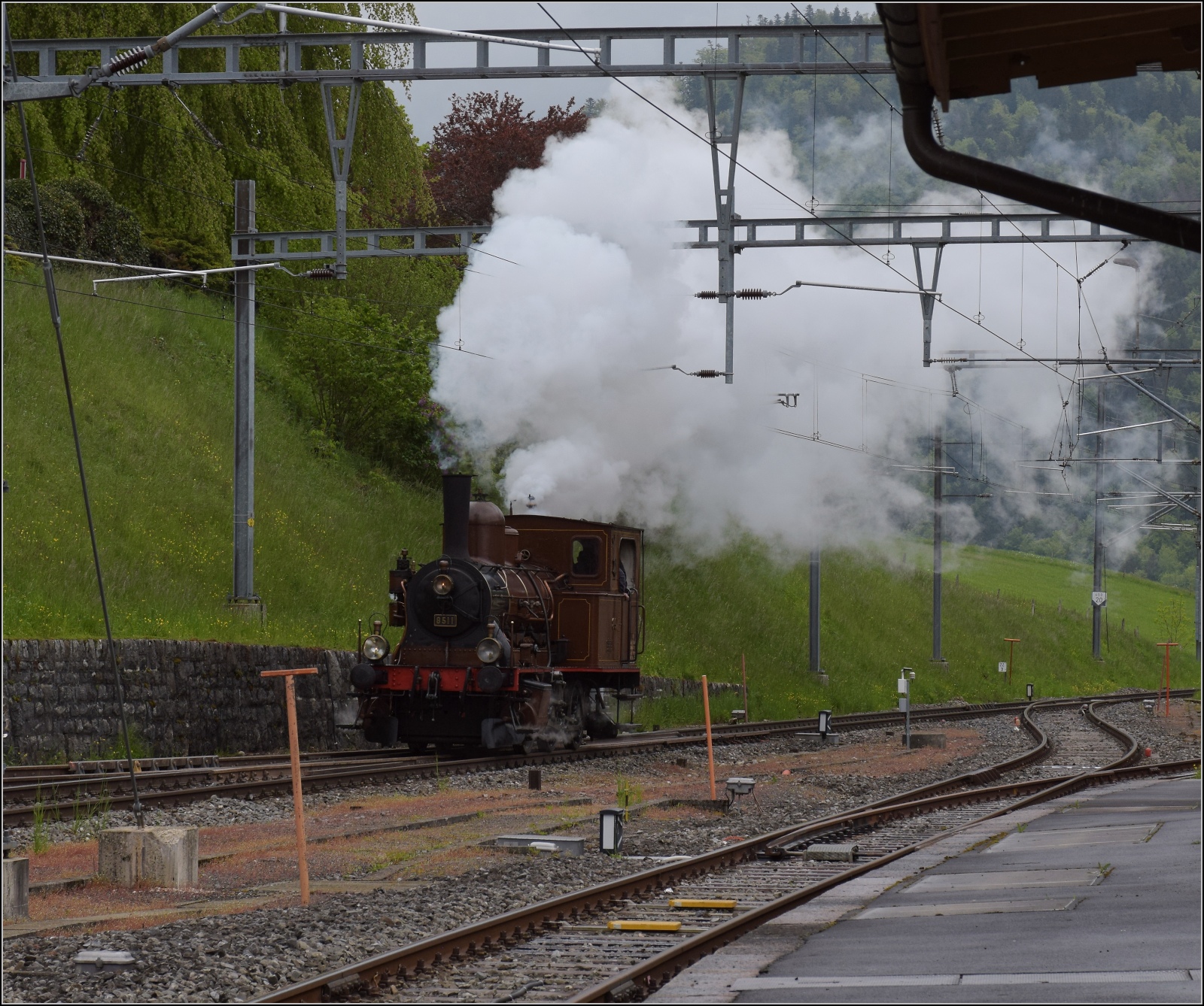 Vapeur Val-de-Travers: Train  Au fil de l'Areuse .

E 3/3 8511 umfährt in Travers ihren Zug. Mai 2023.