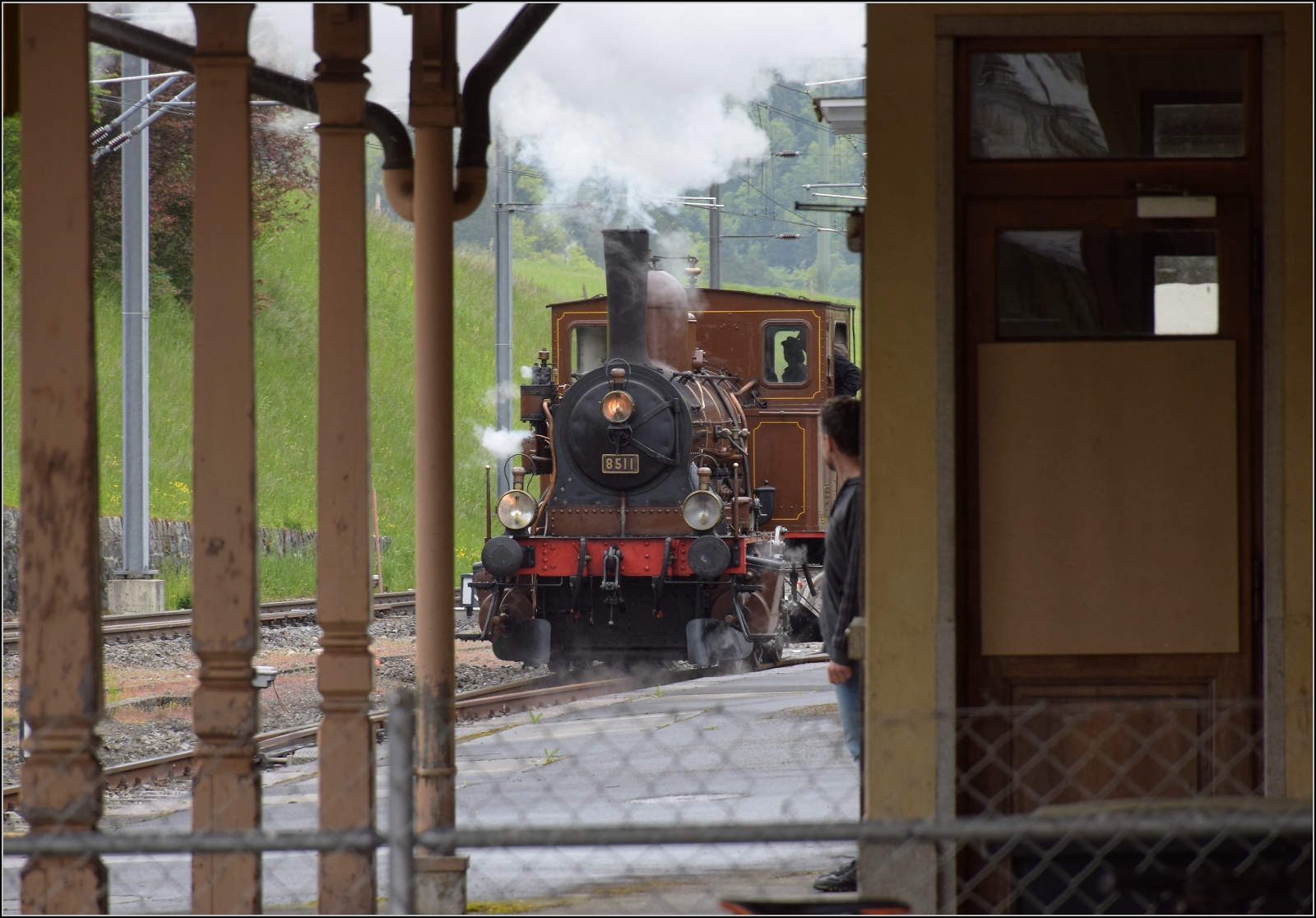 Vapeur Val-de-Travers: Train  Au fil de l'Areuse .

E 3/3 8511 umfährt in Travers ihren Zug. Mai 2023.