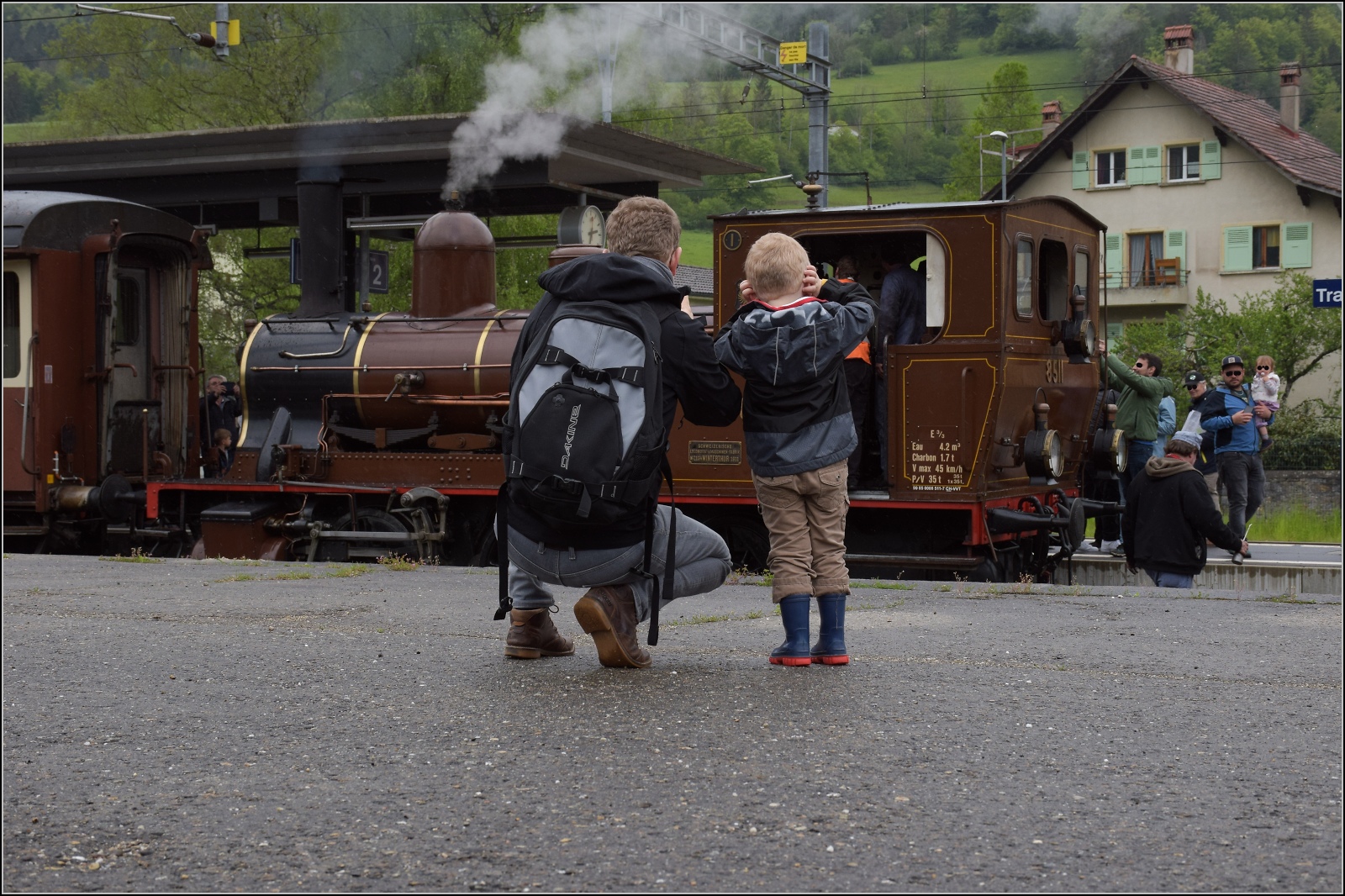 Vapeur Val-de-Travers: Train  Au fil de l'Areuse .

Dampflokfan will gelernt sein... E 3/3 8511 in Travers. Mai 2023.