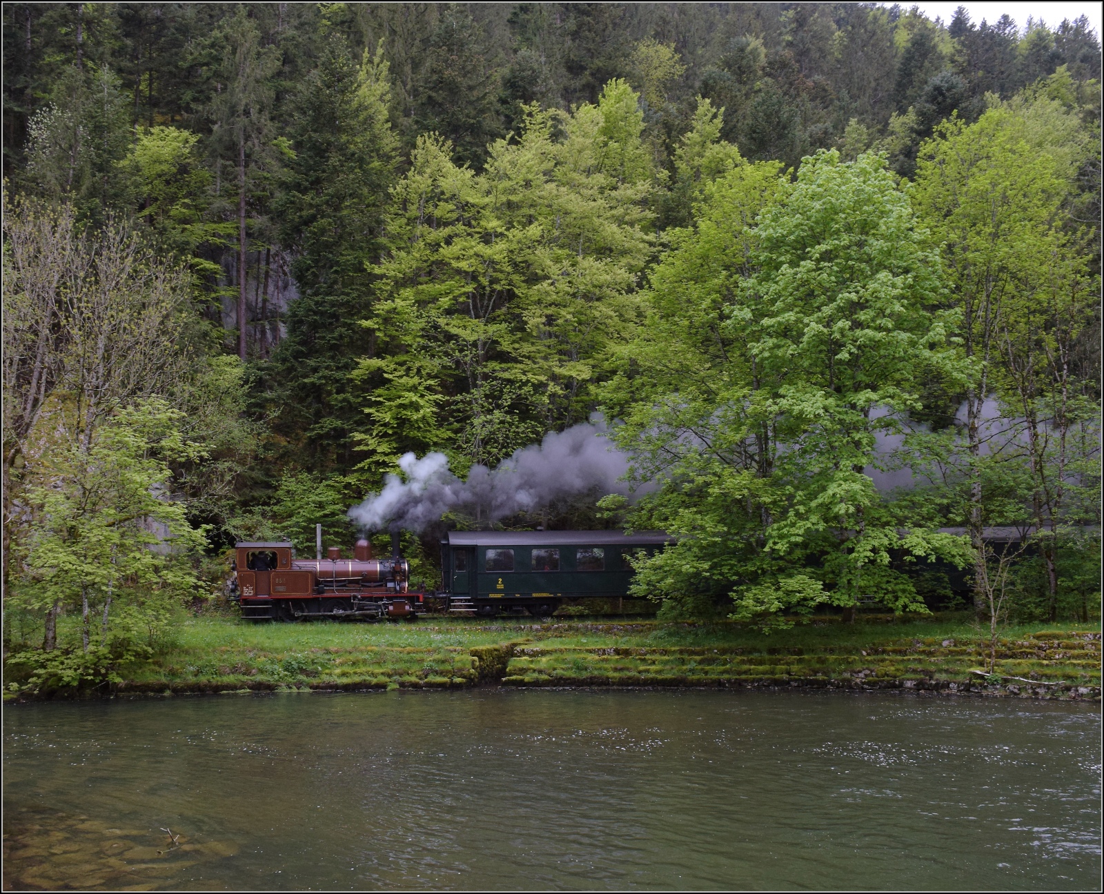 Vapeur Val-de-Travers: Train du Terroir.

E 3/3 8511 hat sich auf die Reise gemacht und befindet sich noch in St-Sulpice an der Areuse. Mai 2023. 
