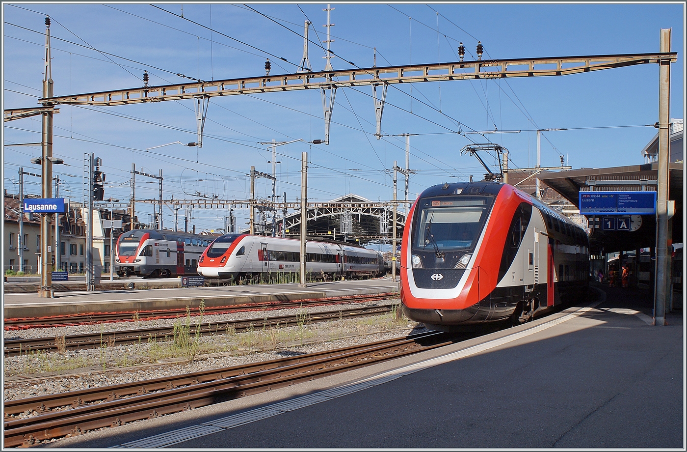 Vermehrt dominieren Triebwagen der Personenverkehr: In Lausanne verlässt ein SBB RABe 502  Twindexx  als IR15 nach Luzern den Bahnhof, ist aus Zürich ein ICN RABe 500 als IC5 angekommen und wartet ein SBB RABe 511 als RE nach Genève auf die Abfahrt. 

22. Aug. 2024
