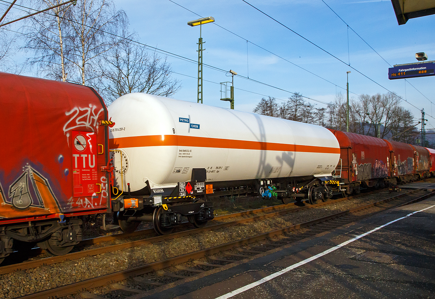 Vierachsiger Drehgestell-116 m³-Druckgaskesselwagen der Gattung Zags (ohne Sonnendach), 33 85 7814 259-2 CH-ARETZ, der Vermietungsfirma ARETZ GmbH & Co. Kesselwagen KG (Krefeld), vermietet an die PETROCHEM Mineralöl-Handelsgesellschaft m.b.H. (München) am 18.01.2023 Zugverband bei einer Zugdurchfahrt in Scheuerfeld (Sieg) in Richtung Köln.

Die Gefahrguttafel zeigt an (was drin ist):
Oben die Gefahrenzahl 23: Gas entzündbar
Unten die UN-Nummer 1965: Kohlenwasserstoffgas, Propan-Butan Gemische, verflüssigt. Hier Gemisch C (Propan).

TECHNISCHE DATEN (gem. Anschriften) :
Spurweite: 1.435 mm
Achsanzahl: 4 (in 2 Drehgestelle)
Länge über Puffer : 18.000 mm
Drehzapfenabstand: 12.100 mm
Achsabstand im Drehgestell: 1.800 mm
Laufraddurchmesser: 920 mm (neu)
Höchstgeschwindigkeit: 100 km/h (beladen) / 120 km/h (leer)
Eigengewicht: 32.960 kg
Nutzlast: 48,0 t (bei Streckenklasse D)
Gesamtvolumen: 116.250 l (116 m³)
Bauart der Bremse: KE – GP (LL)
Kleinster befahrbarer Gleisbogen: R 35 m
Intern. Verwendungsfähigkeit: TEN - GE

Die Bedeutung der Gattungs- und Kennbuchstaben (hier Zags):
Z - Wagen mit öffnungsfähigem Dach 
a - mit vier Radsätzen
g - für den Transport von verdichteten, verflüssigten oder unter Druck gelösten Gasen
s - Höchstgeschwindigkeit 100 km/h (beladen)