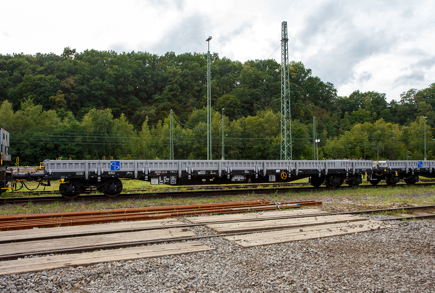 Vierachsiger Drehgestellflachwagen, mit Stahlboden, Seiten-, Stirnwandklappen und mit Drehrungen, 37 80 3988 674-2 D-SPAG, Gattung Rens 192 B, der SPITZKE SE (Großbeeren) abgestellt am 13 September 2025 im Rbf Betzdorf/Sieg.

Die Flachwagen der Gattung Rens dienen für vielseitige Transporte zur Ver- und Entsorgung der Bahninfrastrukturprojekte. Die vierachsigen Wagen sind zum Transport von verschiedenen Schüttgütern, aber auch von bspw. Schwellen oder Schienen unter Beachtung der Einzellasten und des Lastgrenzrasters geeignet.

Funktionsmerkmale:
Stirnwandklappe mit zwei absenkbaren Rungen an jedem Wagenende
Vier Bindeösen an den Stirnwandklappen
9 Seitenwandklappen und 8 verkürzten Drehrungen je Wagenlängsseite
18 Bindeösen und 9 Niederbindehaken an den Außenlangträgern

TECHNISCHE DATEN:
Spurweite: 1.435 mm (Normalspur)
Gattung/Bauart: Rens – Bauart 192 B
Anzahl der Achsen: 4 in 2 Drehgestellen
Länge über Puffer: 19.900 mm
Drehzapfenabstand: 14.860 mm
Achsabstand in den Drehgestellen: 1.800 mm
Eigengewicht: 24.220 kg
Ladelänge: 18.400 mm
Ladebreite: 2.650 mm
Ladefläche: ca. 49,0 m²
Maximale Ladegewicht: 65,7 t (Streckenklasse D)
Höchstgeschwindigkeit: 100 km/h (beladen) / 120 km/h (leer)
Kleinster befahrbarer Gleisbogenhalbmesser: 75 m
Bauart der Bremse: KE-GP-A, max. 59 t (K)
Bremssohle: Cosid 810-S517
Feststellbremse: ja
Besonderheiten: Boden aus 8 mm Stahlblech
Intern. Verwendungsfähigkeit: TEN-GE (G1)
