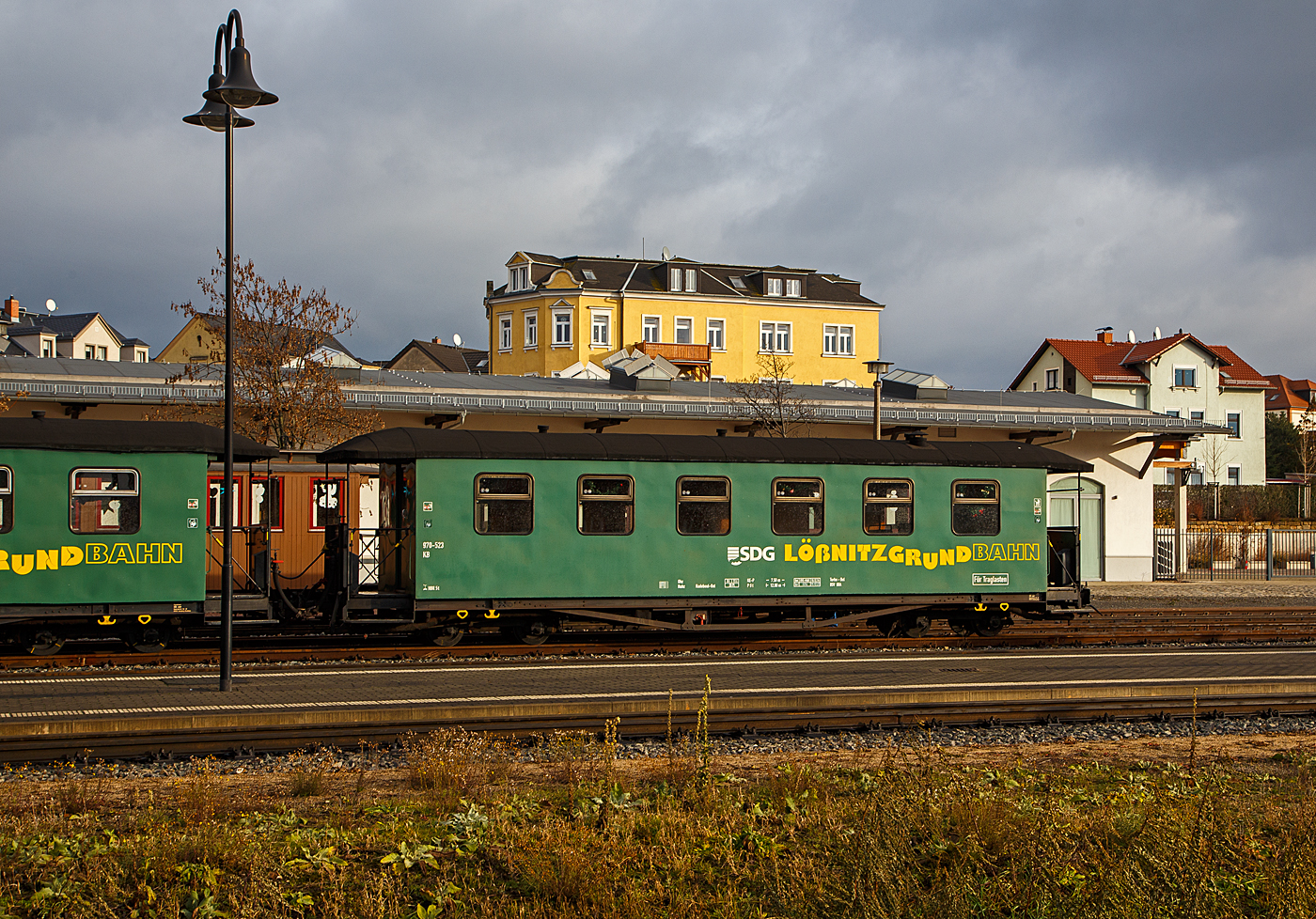 Vierachsiger modernisierter 750 mm-Schmalspur 2.Klasse Personenwagen mit Traglastenabteil, offenen Plattformen und Holzdach, SDG 970-523 (ex DB 970-523, ex DR 970-523), der Gattung KB4 tr, der SDG - Sächsische Dampfeisenbahngesellschaft mbH abgestellt im Zugverband am 07.12.2022 beim Schmalspur-Bahnhof Radebeul Ost (Lößnitzgrundbahn).

Der Wagen wurde 1922 von der Sächsische Waggonfabrik GmbH – Werdau für die Deutsche Reichsbahn Gesellschaft (DRG) gebaut. Er ist einseitig als Traglastenwagen (für Kinderwagen etc.). Diese in den zwanziger Jahren gefertigten Wagen, haben gegenüber den Erstserien nun blechbeplankte Außenwände. Auch hielten Dampfheizung und Saugluftbremse Einzug. Die bei der Deutschen Reichsbahn verbliebenen Wagen wurden teilweise umgebaut und technisch angepasst. Ende der siebziger Jahre wurde ein Teil der Wagen modernisiert. Diese erhielten dabei ein völlig geändertes äußeres Erscheinungsbild. Mehrere dieser Traglastenwagen sind heute noch bei verschiedenen sächsischen Schmalspurbahnen und Museumsbahnen im Einsatz.

Die älteren Nummern der Deutsche Reichsbahn (1950 - 1958) 7.xxxx, der Deutsche Reichsbahn Gesellschaft / DR (1927 - 1950) K 3xx, sowie der Königlich Sächsische Staatseisenbahnen (1913 – 1927) xxx K, sind mir leider unbekannt.

TECHNISCHE DATEN:
Spurweite: 750 mm
Anzahl der Achsen: 4
Länge über Puffer: 12.800 mm
Drehzapfenabstand: 7.500 mm
Eigengewicht: 9 t
Sitzplätze: 29 (in der 2. Klasse)
Bremse: KE-P 
