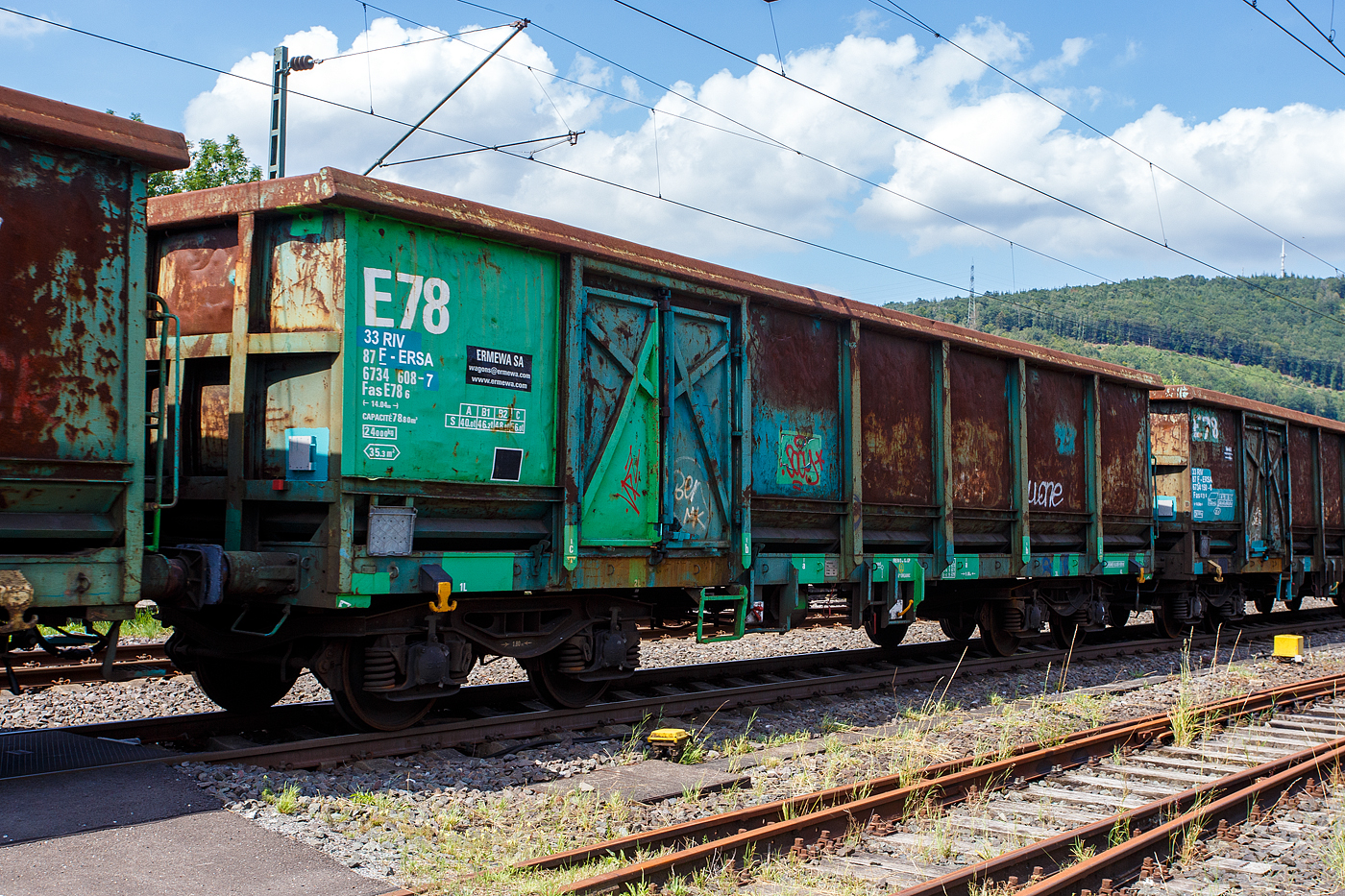 Vierachsiger offener Gterwagen E 78 in Sonderbauart, 33 87 6734 606-7 F-ERSA, der Gattung Fas E78 6, der franzsischen Vermietungsfirma ERMEWA SA, am 22 Juli 2024 im Zugverband bei einer Zugdurchfahrt in Niederschelden.

Die Gattung Fas ist eine Weiterentwicklung der Gattung Eaos (Offene Gterwagen in Regelbauart) mit verstrktem Wagenkasten und Bodenblech. Die Wagen besitzen einen Fuboden aus 12 mm dicken Stahlblech und haben einen durchgehenden Obergurt, zudem sind Bindemglichkeiten fr Wagendecken vorhanden. Dioe Wagen sind speziell fr den Transport von Stahlschrott, Holzhackschnitzel, Schttgter mit Krnung grsser 20 mm konzipiert. Die Be-, und Entladung vom Ladegut kann auf blicher Art und Weise (Elektromagnet, Greifer, et.) durchgefhrt werden.

Bedeutung der Gattungs- und Kennbuchstaben:
F = Offener Wagen in Sonderbauart
a = Mit 4 Radstzen
s = Hchstgeschwindigkeit 100 km/h (beladen nach Lastgrenzraster)

TECHNISCHE DATEN der Fas:
Spurweite: 1.435 mm (Normalspur)
Anzahl der Achsen: 4 (in 2 Drehgestellen)
Lnge ber Puffer: 14.040 mm
Drehzapfenabstand: 9.000 mm
Achsabstand im Drehgestell: 1.800 mm
Drehgestellbauart: Y25 Csm (SIG)
Laufraddurchmesser: 920 mm (neu)
Ladeflche: 35,3 m
Laderaum:  73,8 m
Ladelnge: 12.800 mm
Trffnung (1 je Lngsseite): 1.800 x 1.800 mm
Eigengewicht: 24.000 kg 
Hchstgeschwindigkeit: 100 km/h (beladen gem. Lastgrenzraster) / 120 km/h (leer)
Max. Ladegewichte: 56,0 t ab Streckenklasse C
Kleinster bef. Gleisbogenradius: 50 m
Bremse: Frein O ou (oder) Ch-Gp (LL)
Bremssohle: IB 116
Handbremse: teilweise
Intern. Verwendungsfhigkeit: RIV