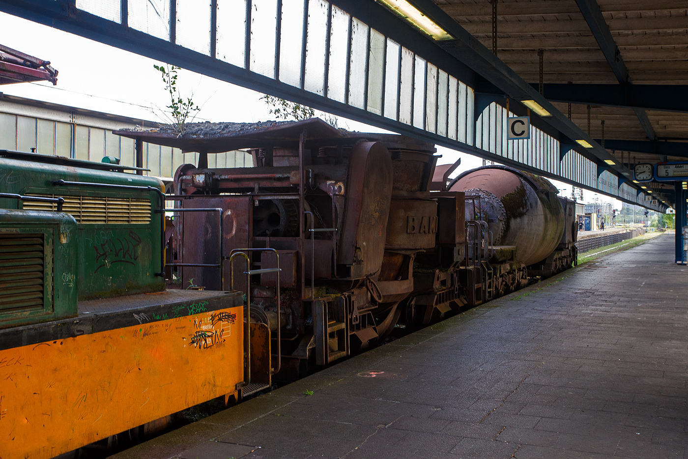 Vierachsiger Schlackenwagen Nr. 50 (Pfannenwagen zum Transport von flüssiger Schlacke) vom Hersteller BAMAG (Berlin-Anhaltische Maschinenbau Aktiengesellschaft) am 24 Juni 2025 beim Hauptbahnhof Oberhausen am Museumsbahnsteig/-gleis. Der Wagen wurde vermutlich auf der Henrichshütte in Hattingen (Ruhr) verwendet. 

Bereits an der massiven und schweren Bauweise sieht man den Fahrzeugen den Verwendungszweck Montanindustrie an. Solche Wagen sind in der Regel nur innerhalb der Stahlwerke im Einsatz, man sieht sie nicht auf den Gleisen der Staatsbahnen.

In Stahlwerken werden solche Wagen für den Transport von Schlacke verwendet. Vor allen bei der Roheisenerzeugung (Eisenverhüttung mittels Hochöfen) fällt sehr viel Schlacke an, aber auch bei der weiteren Stahlerzeugung/-verhüttung. Die flüssige und heiße Schlacke wird u.a. beim Abstich des Hochofens in die Pfanne des Wagens geleitet. Dann wird der Zug mit mehreren Schlackenwagen an die entsprechende Schlackengrube gefahren wo die noch flüssige ausgekippt wird. Nach dem erkalten wird dann die Schlacke mit Radladern o.ä. verlanden und auf die Schlackenhalde verbracht. Dies ist dann der typische Schlackensand oder auch Hüttensand genannt. Hier in der Region dem Siegerland waren viele Hochöfen in Betrieb, heute erinnern meist nur noch die Schlackenhalden daran. Unteranderem auch in Herdorf. 
