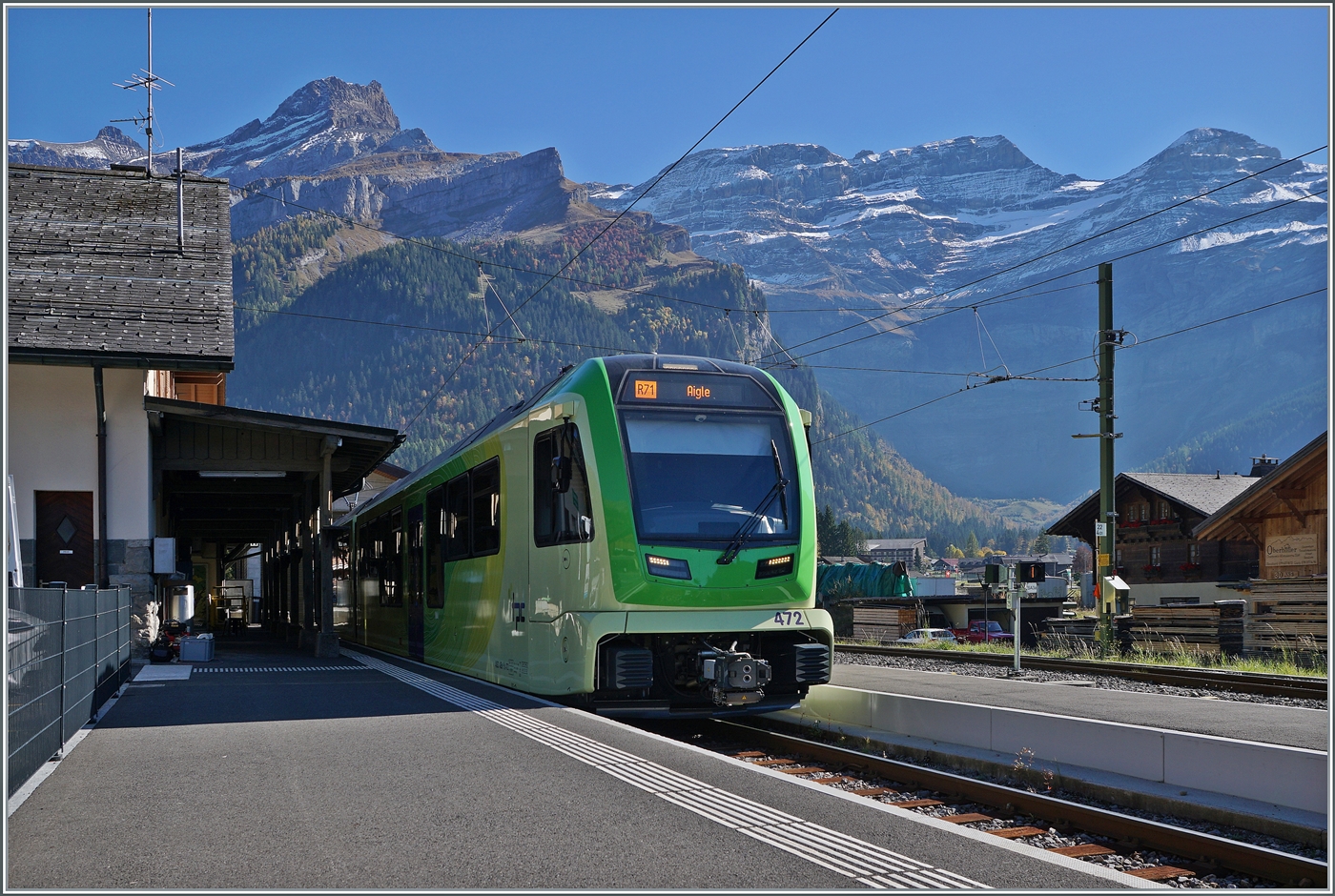 Vor dem Hintergrund mächtiger Berge wartet der TPC ASD ABe 4/8 472 in Les Diablerets auf die Abfahrt als R71 nach Aigle.

13. Oktober 2025