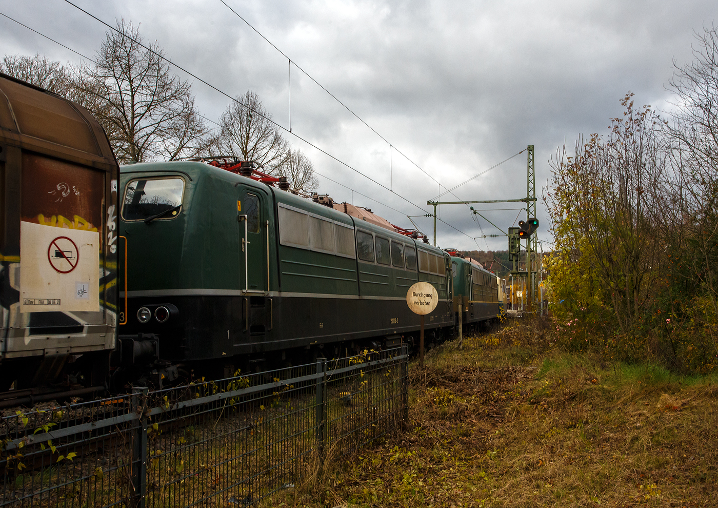 Vor dem sogenannten  Henkelzug  (Langenfeld/Rhld. nach Gunzenhausen) gleich drei Loks der BR 151 der BayernBahn GmbH (Nördlingen). Geführt von der 151 073-4 (91 80 6151 073-4 D-BYB) in ozeanblau/beige, dahinter die beiden kalten, jeweils in der ursprünglichen Farbgebung chromoxidgrün, 151 038-7 (91 80 6151 038-7 D-BYB) und die 151 016-3 (91 80 6151 016-3 D-BYB). 

Die BayernBahn ist übrigens eine Tochtergesellschaft des Bayerischen Eisenbahnmuseums e.V.. Sie besitzt z.Z. 6 dieser mit 5.982 kW leistungsstarken und bis zu 120 km/h schnellen Maschinen der Baureihe 151. Wenn ich hier die Lok in „chromoxidgrün“ sehe, dann fühle ich mich gleich in meine Kindheit zurückversetz. Oft konnte ich sie am Bahnübergang durchfahren sehen. 

Die Lebensläufe der Loks:
Die 151 073-4 wurde 1974 von Henschel in Kassel unter der Fabriknummer 31816 gebaut und in der Farbgebung ozeanblau/beige an die Deutsche Bundesbahn ausgeliefert. Zum 01.01.2017 wurden je 100 sechsachsige elektrische Altbau-Lokomotiven der Baureihen 151 und 155 an den Lokvermieter Railpool verkauft, so auch diese. 2019 wurde die 151er an die BayernBahn GmbH in Nördlingen verkauft. 

Die 151 038-7 wurde 1974 von der Krauss-Maffei AG in München-Allach unter der Fabriknummer 19657 gebaut und in der Farbgebung chromoxidgrün an die Deutsche Bundesbahn ausgeliefert. Von 2012 bis 2018 war sie bei der DB Tochter RBH Logistics GmbH (Gladbeck) dort war sie als RBH 261 (91 80 6151 038-7 D-RBH) unterwegs. Ende 2018 wurde sie an die BayernBahn GmbH in Nördlingen verkauft.

Die 151 016-3 wurde 1973 von der Friedrich Krupp AG in Essen unter der Fabriknummer 5258 gebaut und in der Farbgebung chromoxidgrün an die Deutsche Bundesbahn ausgeliefert. Auch sie wurde zum 01.01.2017 an die Railpool verkauft, im März 2019 wurde sie an die BayernBahn GmbH in Nördlingen verkauft.