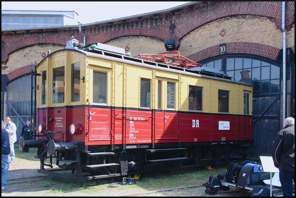 Vor Tor 10 des Haus 4, halb im Schatten, zeigte sich DR ET 188 521 Dre den Besuchern des 17. Dresdner Dampfloktreffen 2025. Der alte Triebwagen wurde gerne fotografiert und auch bestaunt, so das ein Bild ohne Personen fast unmöglich war.  Bahn und Menschen  gehören zusammen. Das Bild entstand am 12.04.2025 während des Besuchs vor Ort.<br>
<br>
Gebaut wurde der Triebwagen 1930 von Linke-Hoffmann-Busch Weimar (LHB). Eine Fabriknummer ist unbekannt. Ausgeliefert wurde er an die Schleizer Kleinbahn AG, Weimar (SK) die ihn als  GT 1  einsetzte. Im Jahr 1949 erfolgte die Umzeichnung in ET 188 521 durch die Deutsche Reichsbahn (DR). 1979 ging er an das Verkehrsmuseum Dresden (VMD). Im Jahr ging er dann als Leihgabe an die IG Bw Dresden-Altstadt e.V., wo er noch heute untergestellt ist.