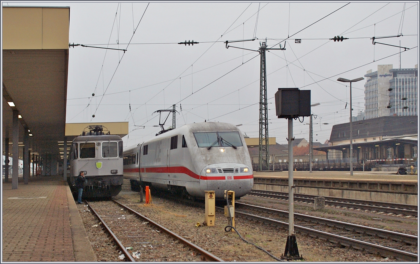 Während ein DB ICE I den Bahnhof Basel Bad. Bf in Richtung Deutschland verlässt, wartet die an RailAdenture vermietetet SBB Re 421 383 auf einen neuen Einsatz.

6. Nov. 2011