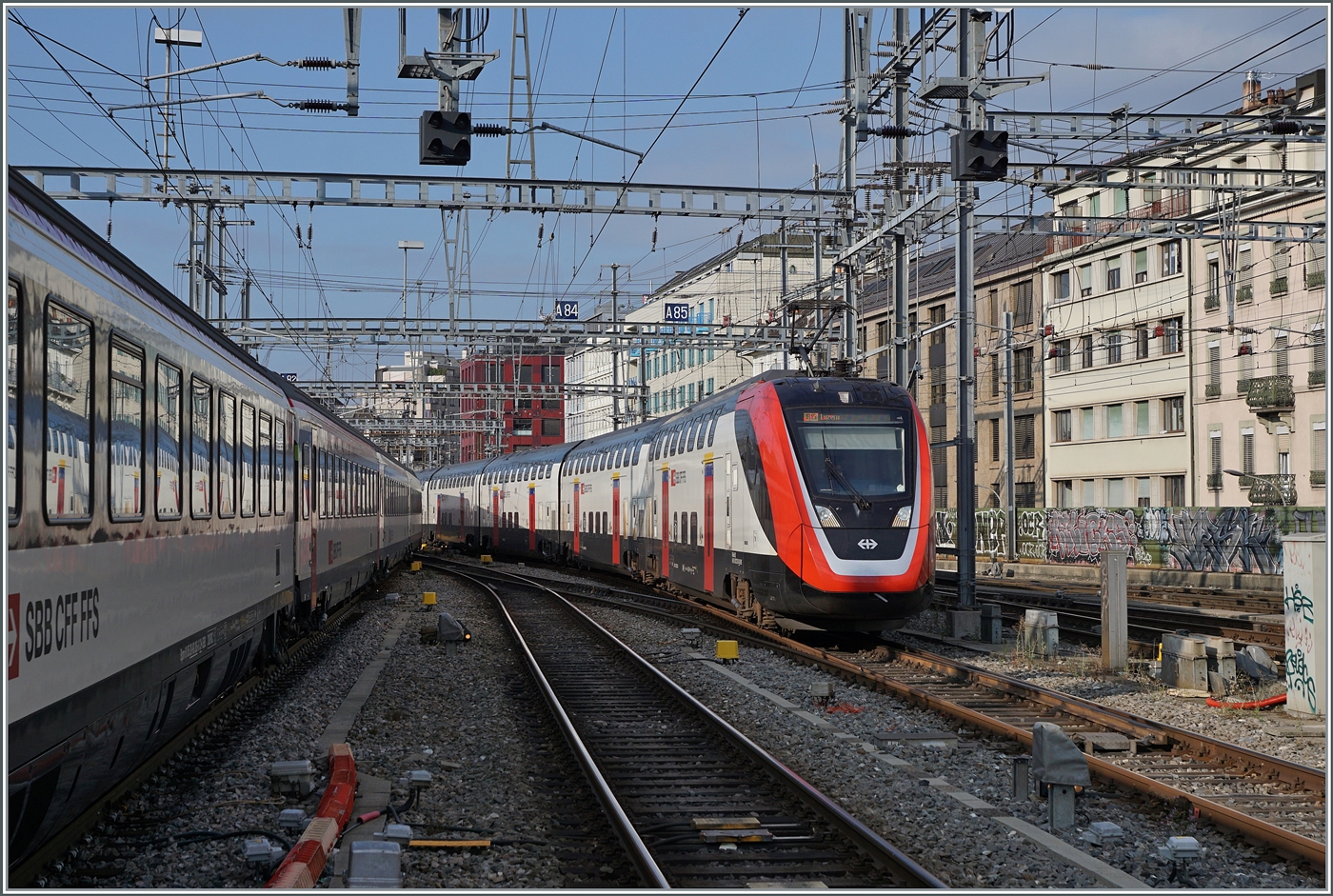 Während der IR 90 (links) Genève in Richtung Genève Aéroport verlässt erreicht ein SBB RABe 502  Twindexx  als IR15 nach Luzern den Bahnhof von Genève- 

20. August 2024