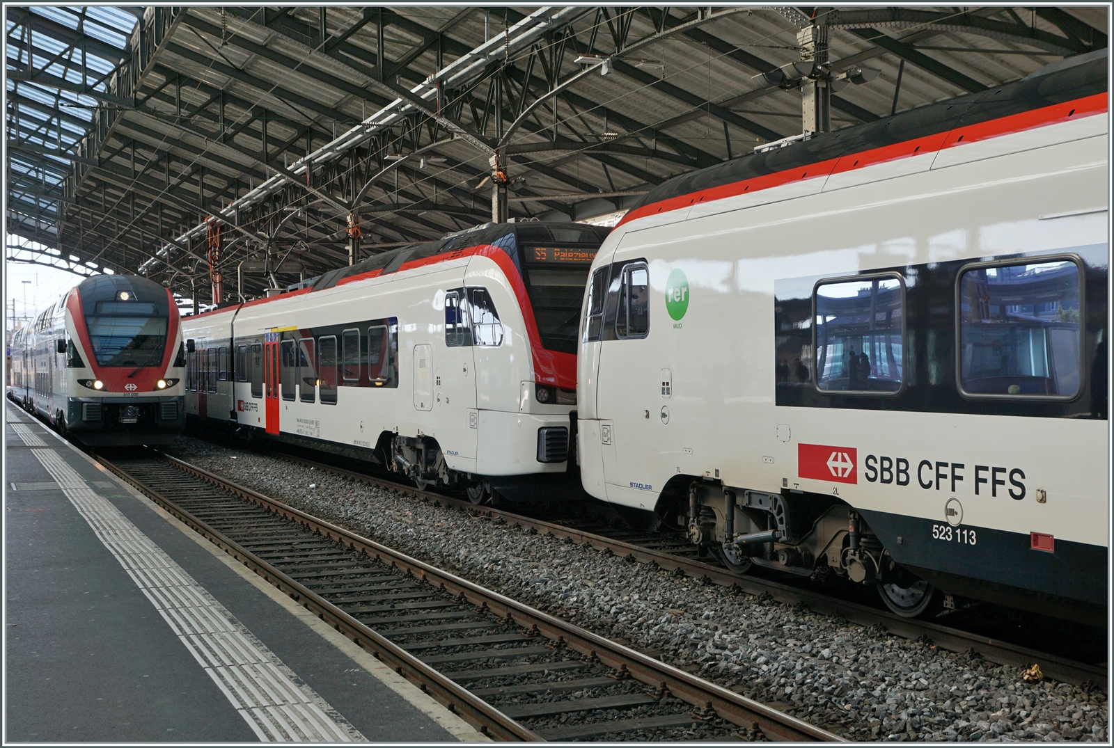 Während links im Bild der SBB RABe 511 038 nach Cully einfährt, werden rechts im Bild ein  normaler  Flirt3 mit einem  Fernverkehrs  Flirt 3  Mouette  vereinigt um gemeinsam nach Palézieux zu fahren. 

Lausanne, den 20. Februar 2023