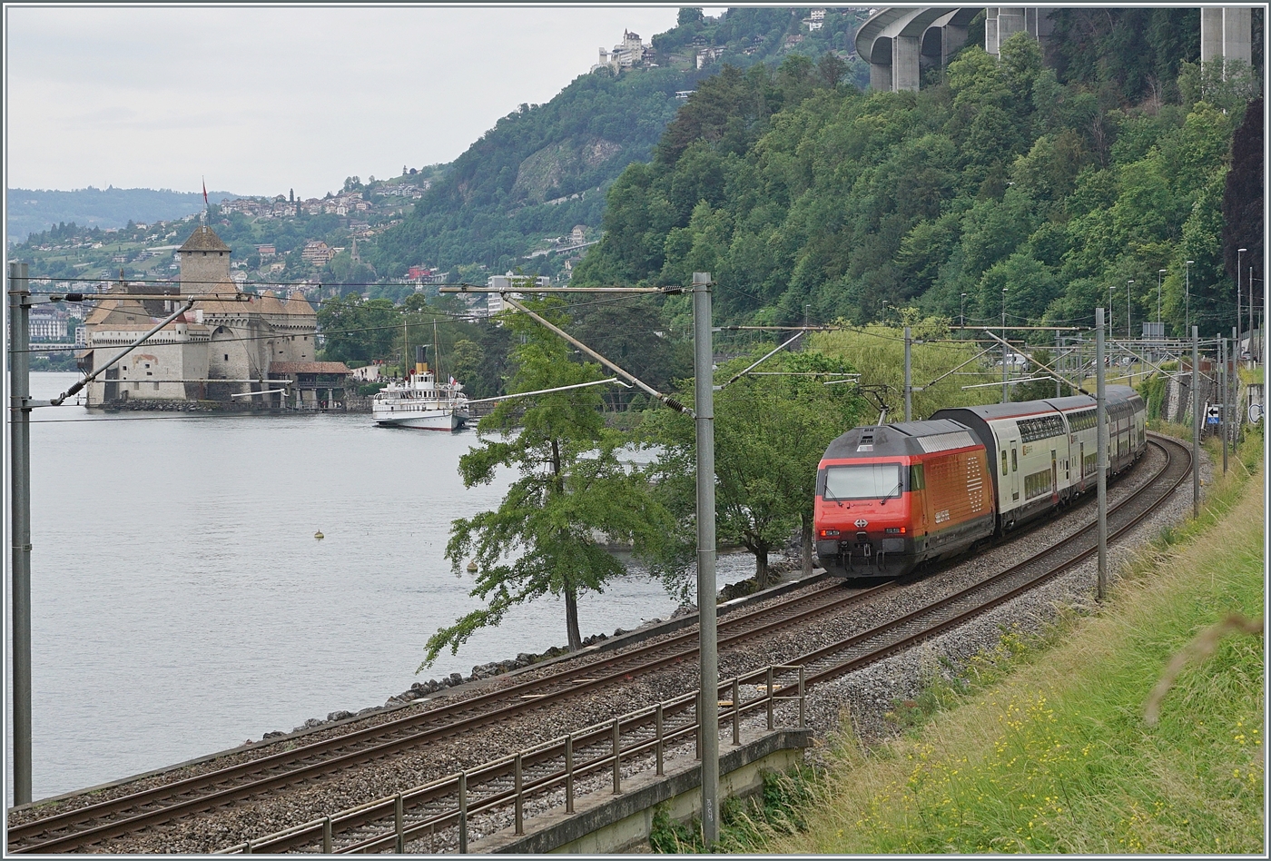 Während eine SBB Re 460 ihren IR90 bei Villeneuve in Richtung Genève schiebt, ist beim Château de Chillon der CGN Raddampfer  Italie  angekommen. 

8. Juni 2024