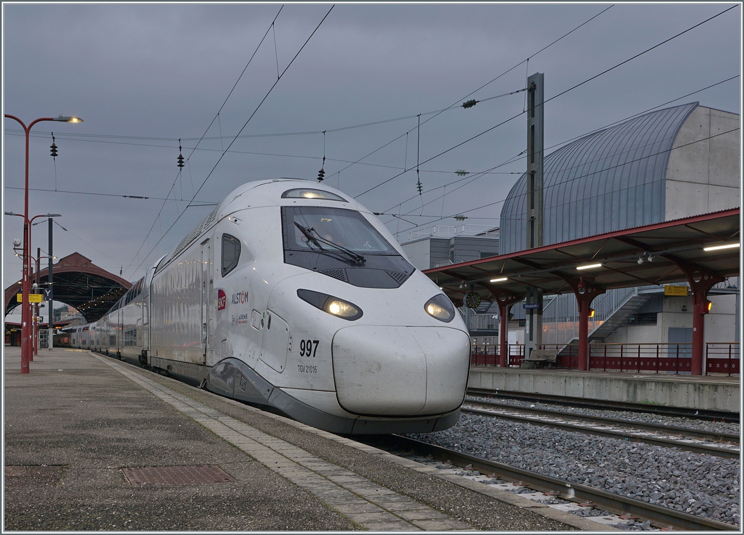 Was ganz neues: Der TGV M Avelina Horizon Rame 997 mit den Triebköpfen TGV 21 015 und 21 016 ist auf Probefahrt und fährt durch Strasburg in Richtung Mulhouse.
Ab 2025 ist der Plan-Einsatz der Züge geplant. 

12. März 2024