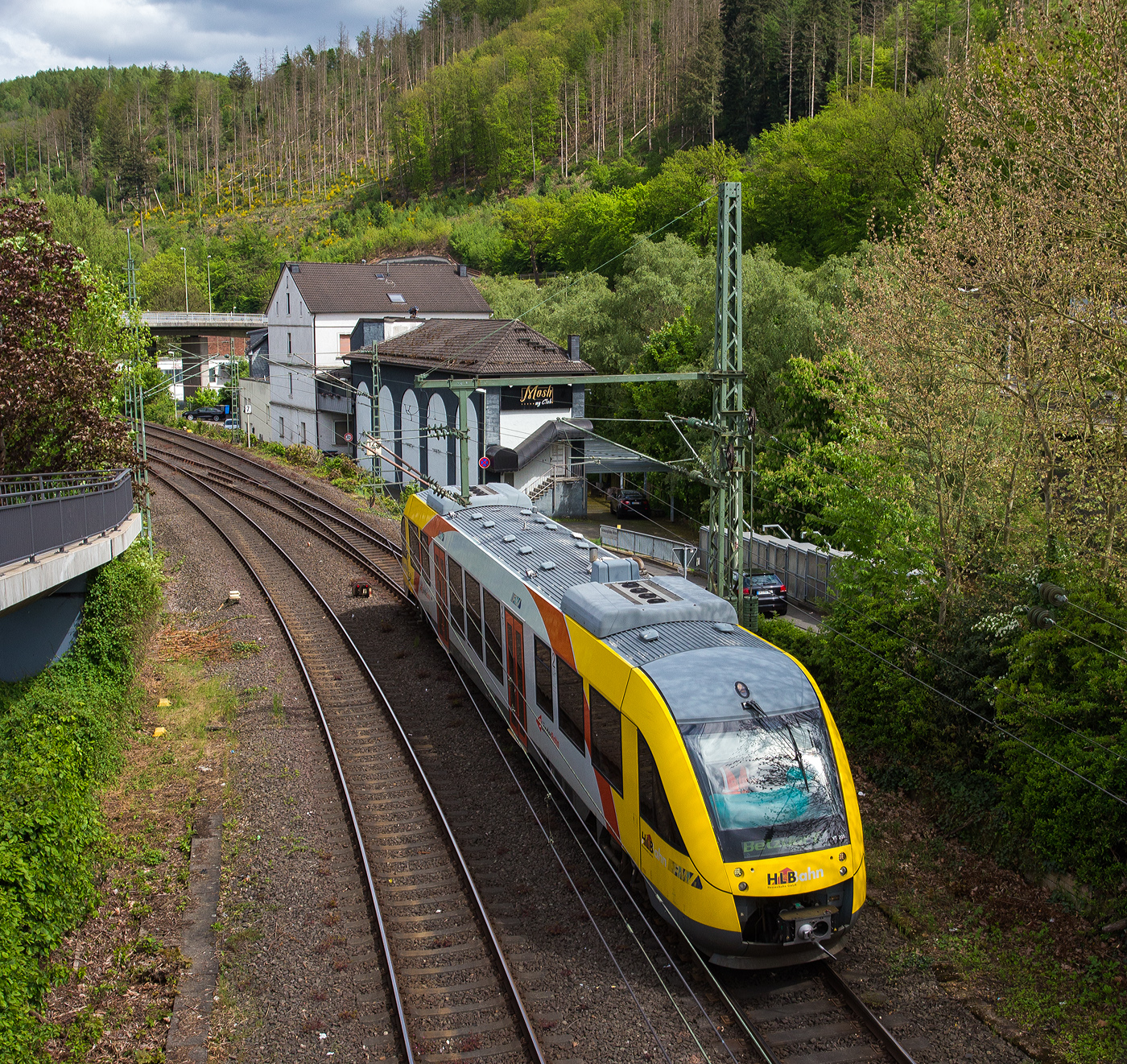 Wegen Bauarbeiten halten derzeit alle aus Richtung Siegen kommenden Züge im Bahnhof Betzdorf (Sieg) am Gleis 105, so muss der VT 201 (95 80 0640 101-1 D-HEB) der HLB - Hessische Landesbahn (3LänderBahn) kurz vor dem Bahnhof das Gleiswechseln, bevor er als RB 93  Rothaarbahn  (Bad Berleburg - Kreuztal - Siegen – Betzdorf, am 05 Mai 2024 dann den Bahnhof erreicht.

Der Triebwagen wurde 2004 von ALSTOM Transport Deutschland GmbH (vormals LHB) in Salzgitter-Watenstedt unter der Fabriknummer 1187-001 für die vectus Verkehrsgesellschaft mbH gebaut, mit dem Fahrplanwechsel am 14.12.2014 wurden alle Fahrzeuge der vectus nun Eigentum der HLB. 