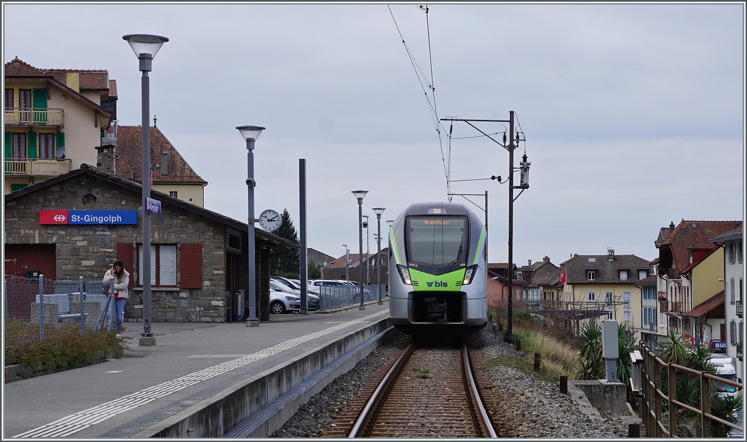 Weitaus ruhiger zeigt sich der Bahnbetrieb am anderen Ende des Sees: Die Wiederinbetriebnahme der Strecke Evian - St-Gingolph steht zwar seit Jahren zur Diskussion, aber die Regionalps Z�ge wenden weiterhin in St-Gingolph (Suisse) im Stundentakt. 
Im Bild der von der BLS gemietet RABe 528 MIKA, der auf die Abfahrt als R 91 6125 nach Brig wartet. 
(Das Bild entstand vom Bahn�bergang aus).

4. M�rz 2024