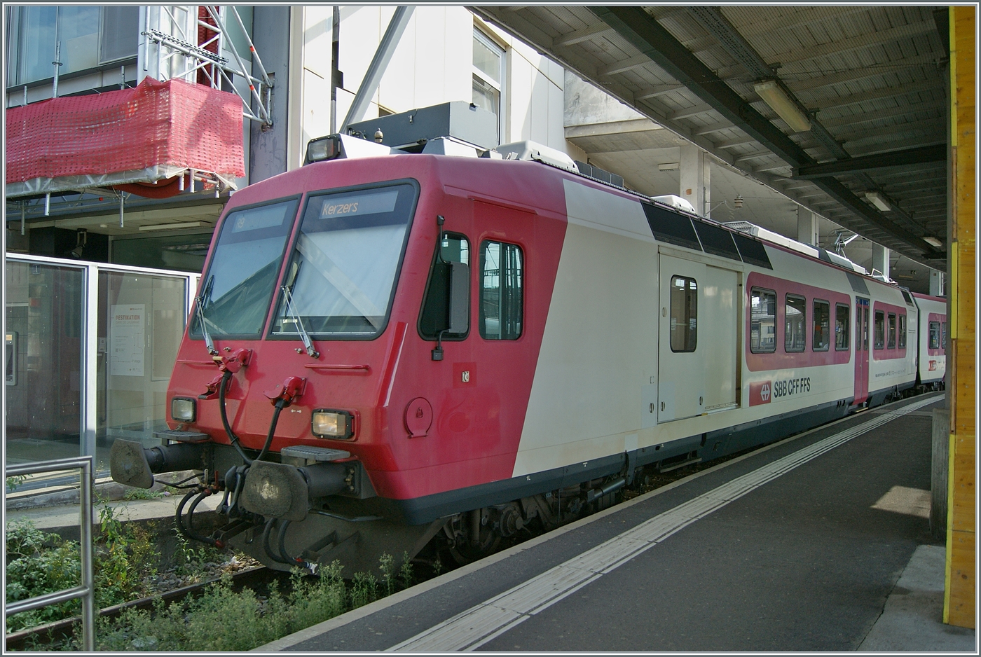 Wer kennt das Gleis 70 in Lausanne? Es ist ein eher verstecktes, schattiges und kurzes Gleis im östlichen Teil des Bahnhofs. Und von diesem Gleis 70 fahren  nur  Züge der Nebenstrecke ins Broyetal ab, bzw. kommen von dort an. Und doch lohnt es sich, dort zu fotografieren, besonders, wenn ein ganz besonderer Zug kommt: Es ist der ehemalige Travys RBDe 560 384  Lac de Brenet , der jetzt als SBB RBDe 560 DO 94 85 7 560 384-0 CH-SBB mit dem B NPZ DO 50 85 29-43 384-1 CH-SBB und dem ABt NPZ DO 50 85 29-43 984-6 CH-SBB als R9 von Kerzers gekommen das Gleis 70 in Lausanne erreicht hat und dort nur schwirgi zu fotografieren war. 

31. August 2024