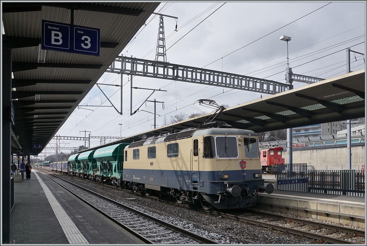 Wettermässig waren meine bisherigen Bilder der IRSI  Rheingold  Re 4/4 II 11387 (Re 421 387) bei der BAM eher von lichtarmen Verhältnissen geprägt. Doch kurz um die Mittagszeit erhellten ein paar Sonnenstrahlen die Szenerie, als die IRSI  Rheingold  Re 4/4 II 11387 (Re 421 387) mit ihrem Kieszug Morges erreicht.

4. März 2024 