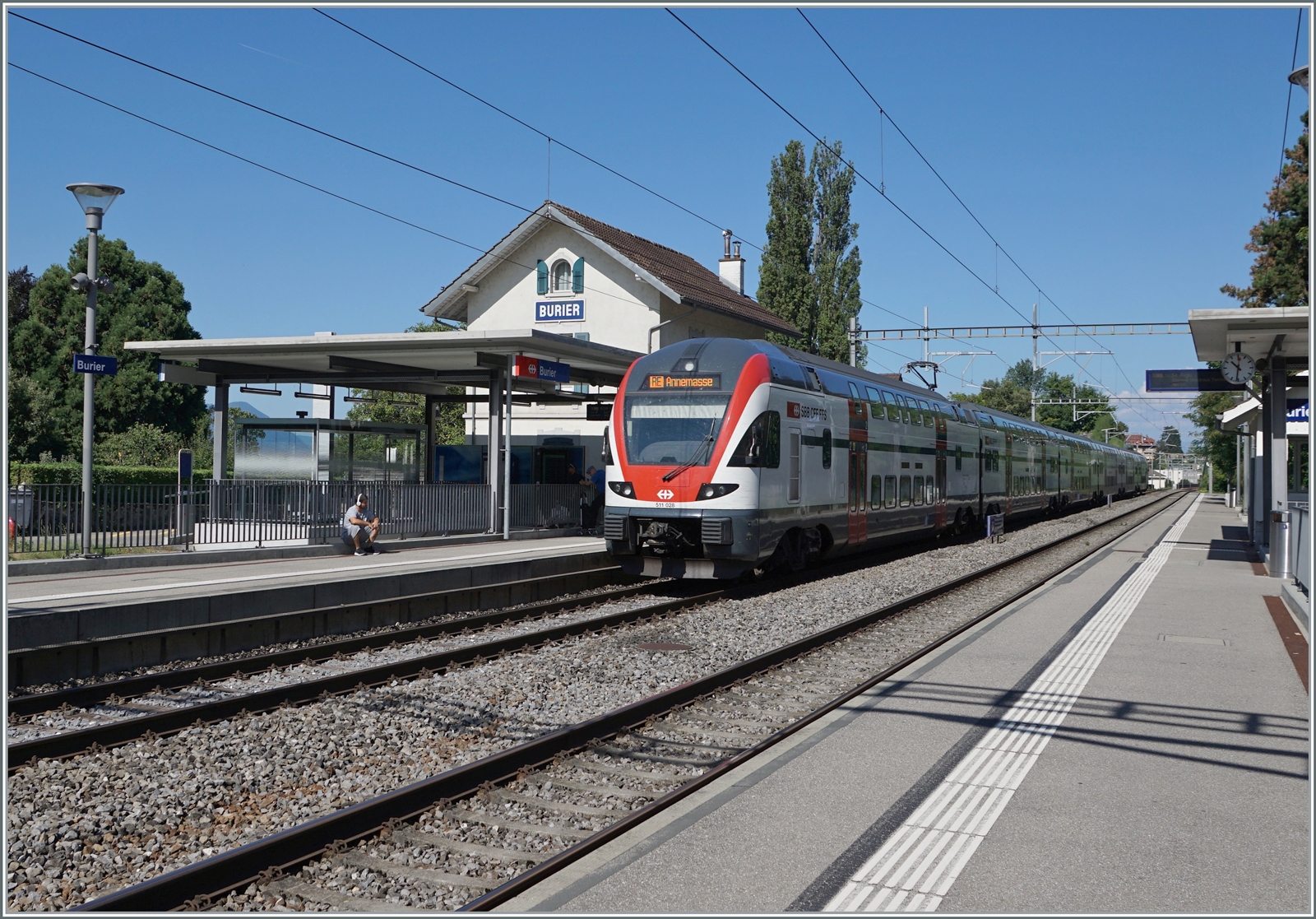 Wie bei anderen kleinen Station hat man es auch in Burier geschafft, mit einem unpassenden  Dach  den Flaire der kleinen Station zu zerstören. Immerhin lenkt der vorbeifahrende RE nach Annemasse in Form des RABe 511 028 etwas davon ab.

30. Juli 2022