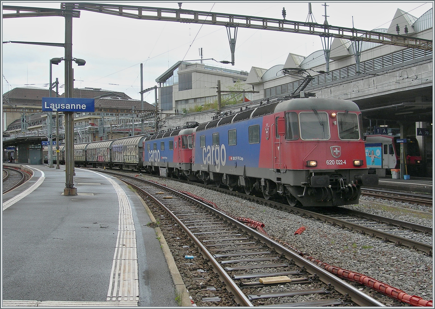 Wie planmässig vorgesehen ist der EWLV Zug von Lausanne nach Zürich via Brig und Kandersteg mit zwei Re 6/6 unterwegs und wartet in Lausanne auf die Blockdistanz zum vorausfahrenden IR90.

22. Mai 2025