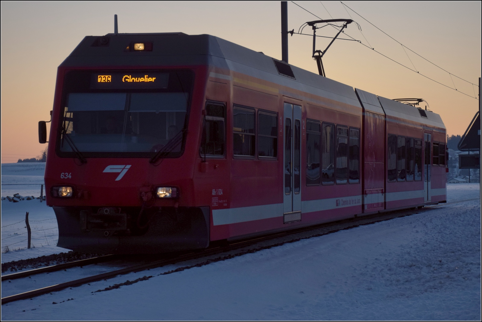 Winterlich auf den Freibergen.

GTW ABe 2/6 534 in Le Noirmont auf dem Weg nach Glovelier. Februar 2023.