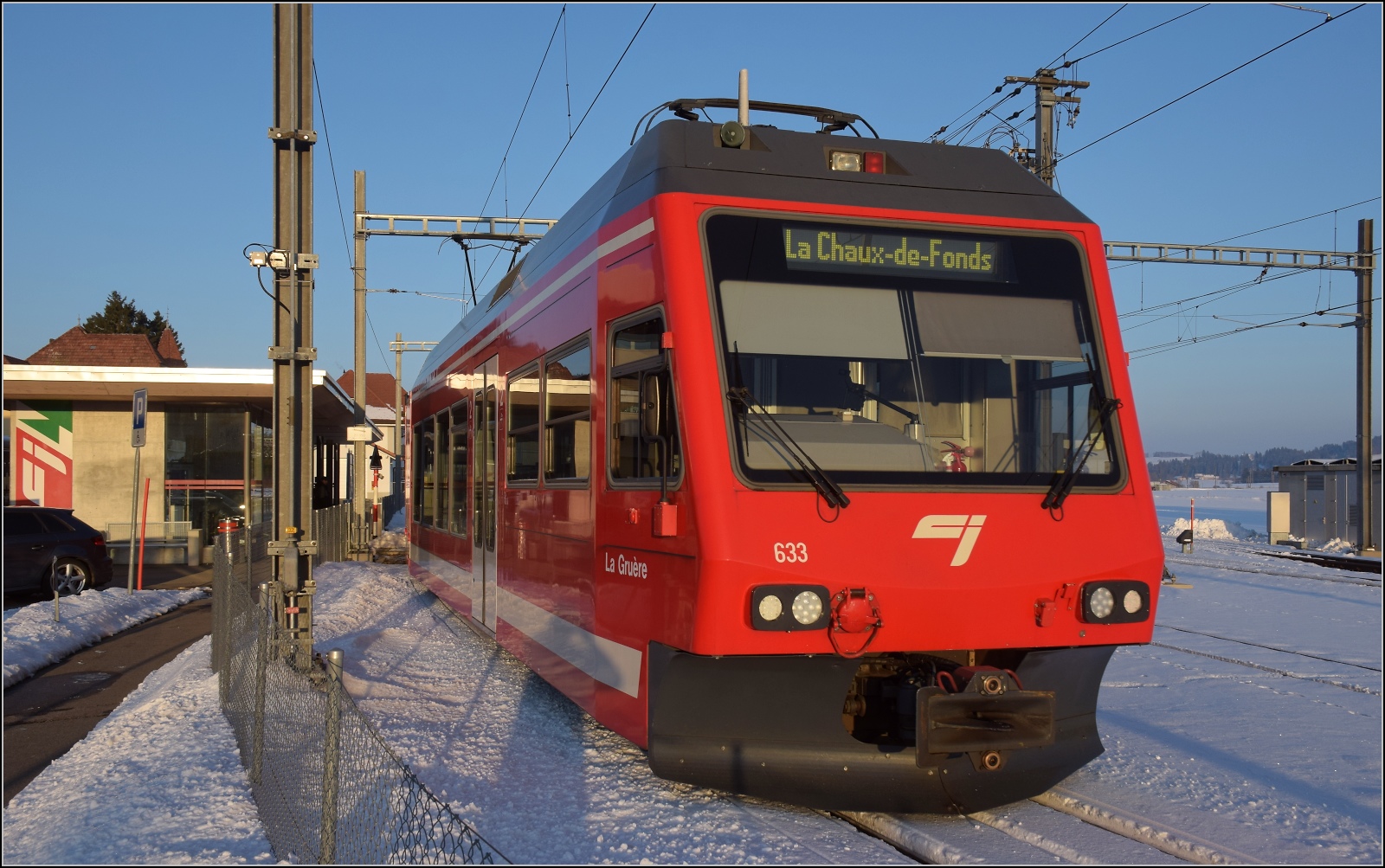 Winterlich auf den Freibergen.

GTW ABe 2/6 533 bei Einfahrt in den Zielbahnhof Le Noirmont. Februar 2023.