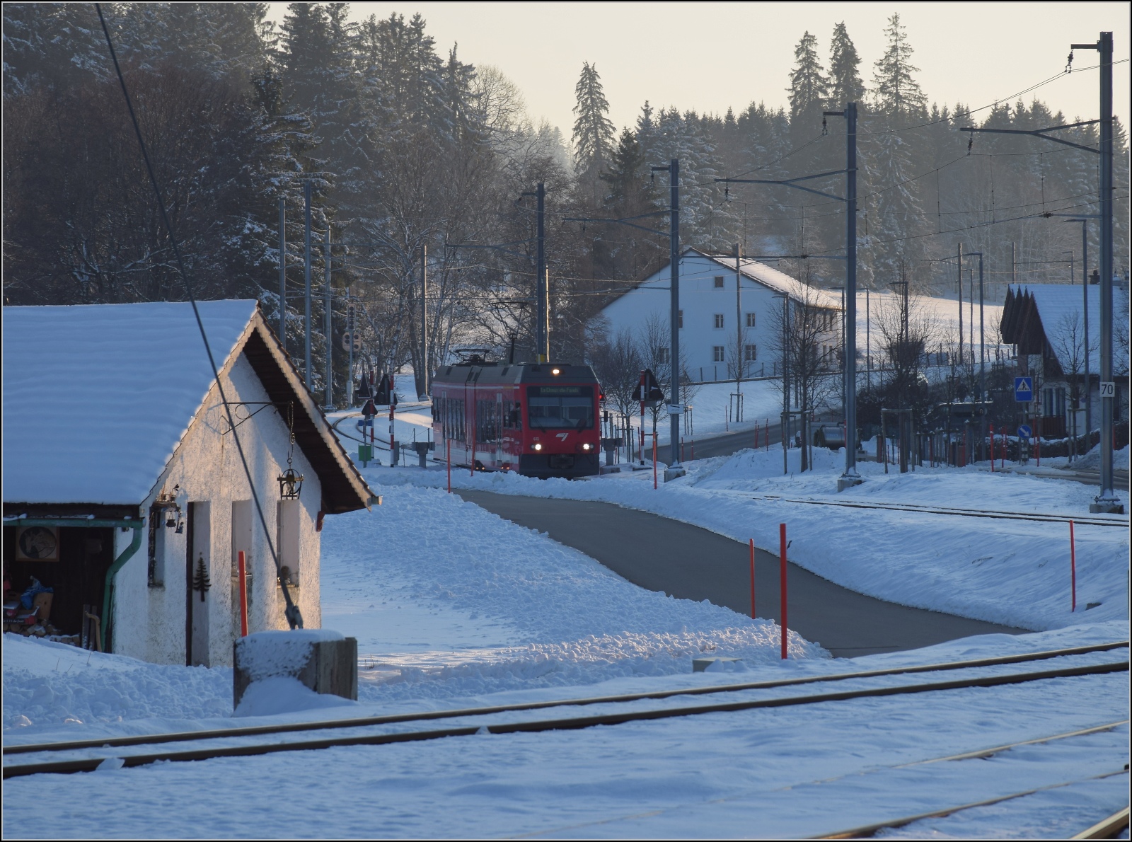 Winterlich auf den Freibergen.

GTW ABe 2/6 533 bei Einfahrt in den Zielbahnhof Le Noirmont. Februar 2023.