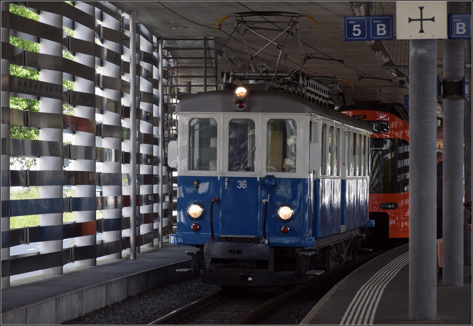 Z'Blaue Bähnli fühlt sich im neuen Bahnhof von Worb nicht wirklich wohl... VBW BDe 4/4 36. Juni 2023.