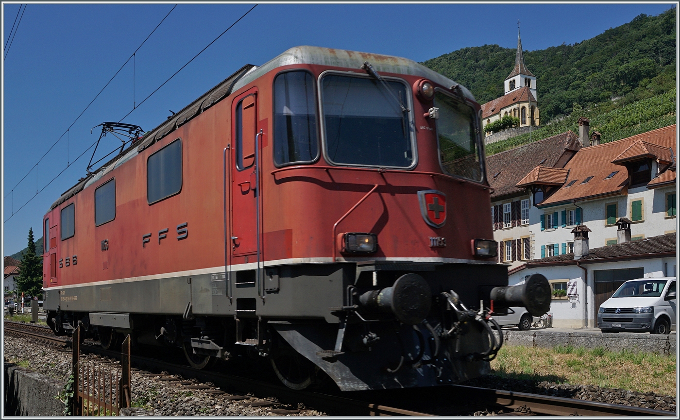 Ziemlich Bildfüllend zeigt sich die SBB Re 4/4 I 11153 als Lokzug bei Ligerz auf der Fahrt nach Biel/Bienne. (Die Lok hatte vorgänig einen Domino B und ABt nach Yverdon gebracht.) 

11. Juli 2025