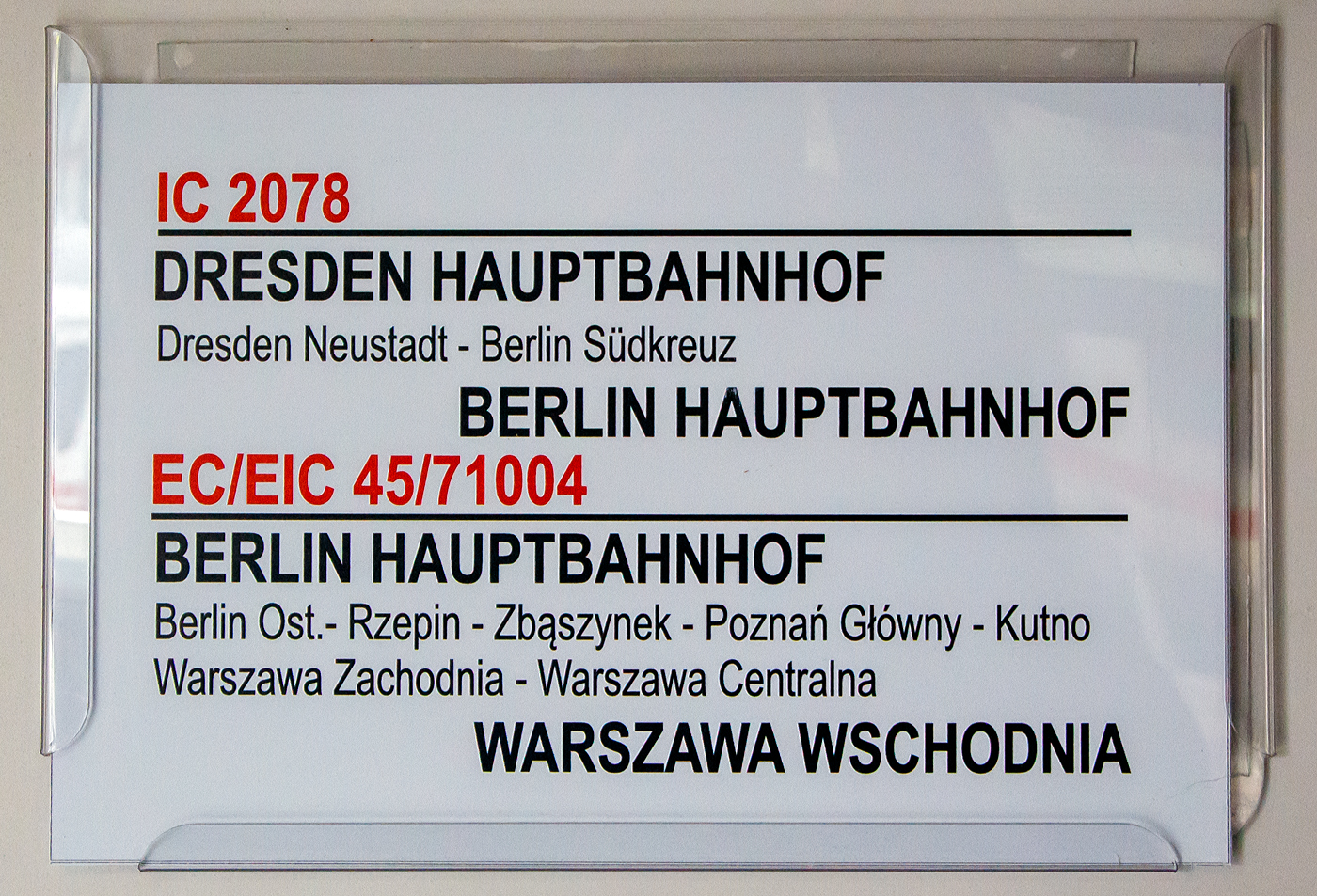 Zuglaufschild des IC 2078 von Dresden Hbf - Berlin Hbf und dann weiter als „Berlin-Warszawa-Express“ EC 45 (DB) / EIC 71004 (PKPIC) von Berlin über Poznań Główny (Posen) nach Warszawa Wschodnia (Warschau Ost), hier am 24. Juni 2017 im Hbf Berlin.