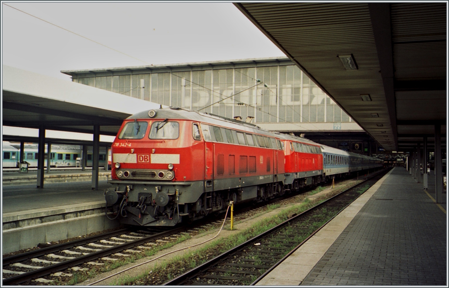 Zwei DB 218 mit der 218 342-4 warten mit einem IR in München auf die Abfarht. 

Analogbild vom 4. Mai 2001