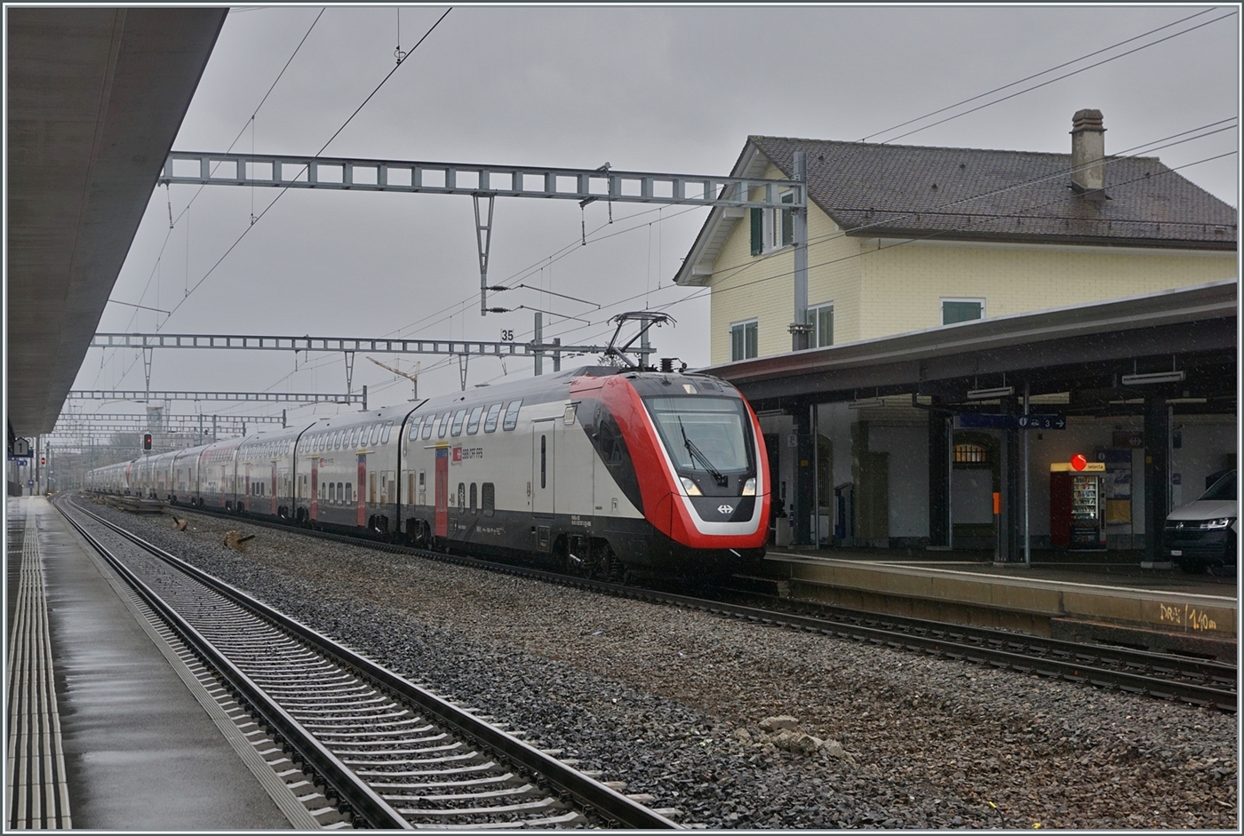 Zwei SBB RABe 502  Twindexx  fahren als IC 1 (Genèe-Aéroport - St.Gallen) ohne Halt durch den Bahnhof von Gland. 

22. Feb. 2024