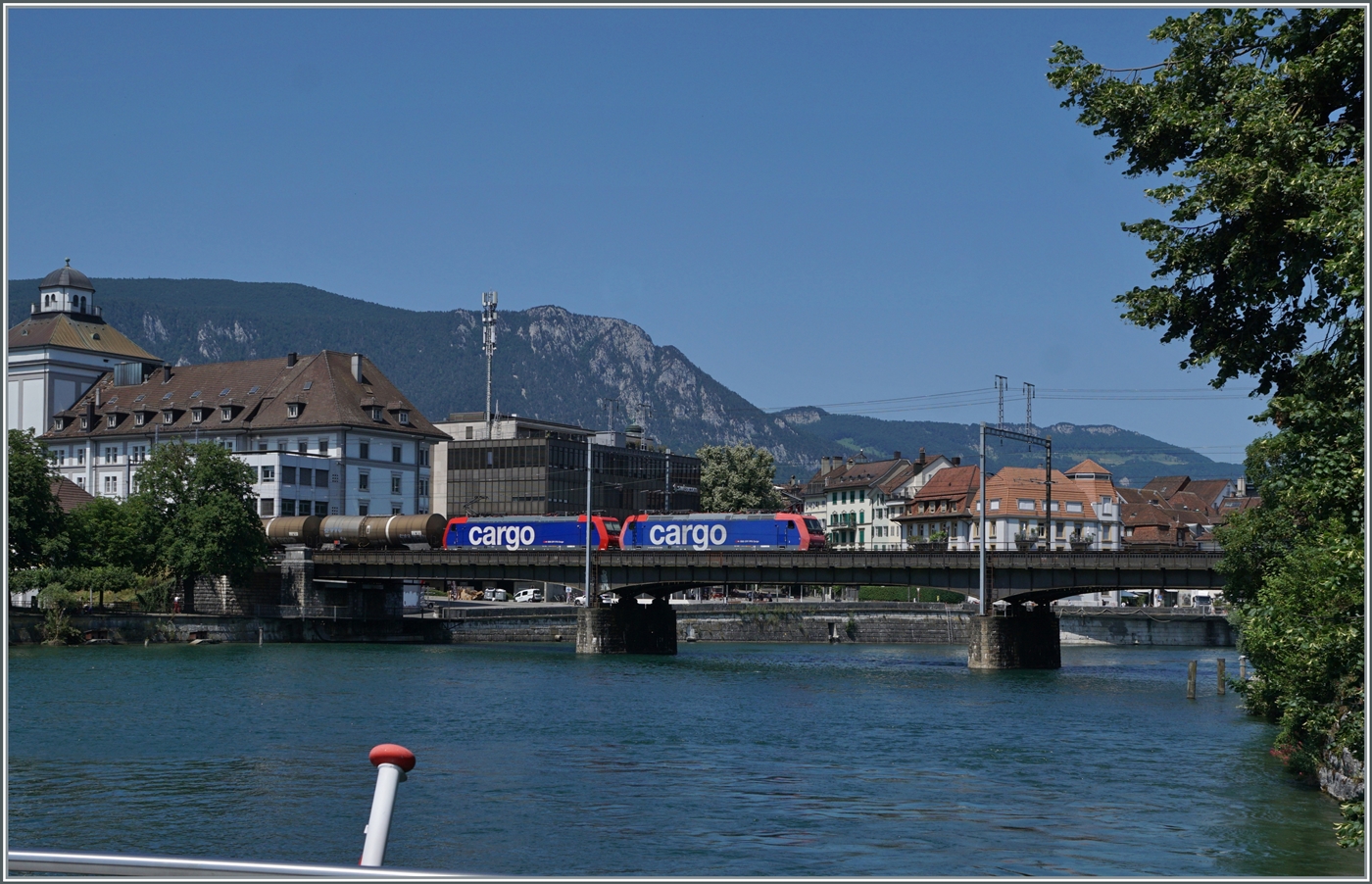 Zwei SBB Re 482 in Vielfachsteuerung überqueren zwischen Solothurn West und Solothurn die Aare. Dank den Kommentaren kann mit grosser Sicherheit davon ausgegangen werden, dass es sich um Re 482 der ersten Serie (Traxx F140 AC1) handelt, danke für die Hinweise. 
Das Bild entstand von einem Aareflussschiff aus, wie am unteren Rand zu erkennen ist.

17. Juni 2025

