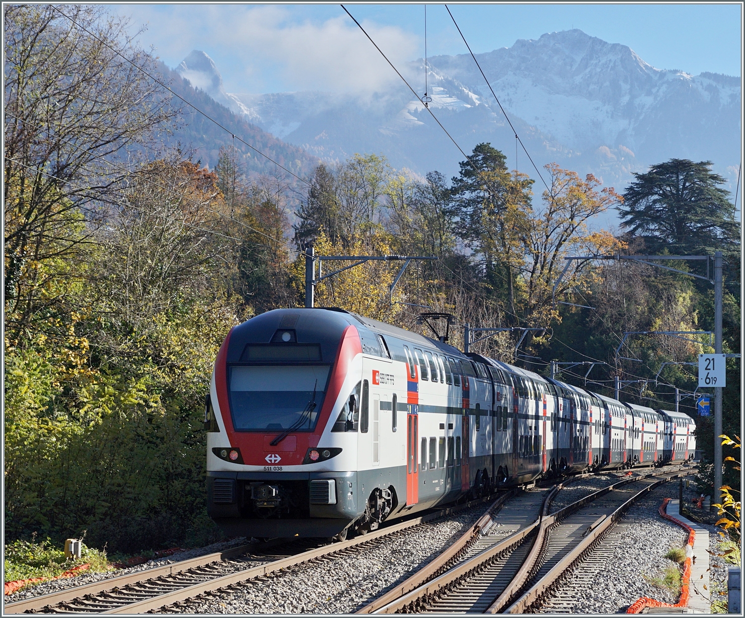 Zwei SBBB RABe 511 sind bei Burier auf dem Weg von Annemasse nach St-Maurice. 

23. Nov. 2023