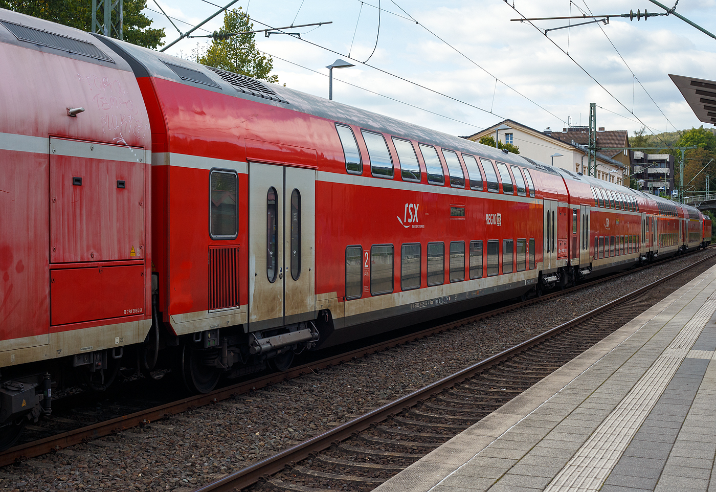 Zweite Klasse klimatisierter Doppelstock-Reisezugwagen (Hocheinstiegs-Dosto) D-DB 50 80 26-75 136-4, der Gattung DBpza 753.5, vom rsx - Rhein-Sieg-Express der DB Regio NRW (Aachen), eingereiht im Zugverband am 15 September 2024 im Bahnhof Kirchen/Sieg.

Der Wagen wurde 2002 von Bombardier in Görlitz (ex DWA - Deutsche Waggonbau AG gebaut.

TECHNISCHE DATEN:
Gattung/Bauart: DBpza 753.5,
Spurweite: 1.435 mm
Anzahl der Achsen: 4
Länge über Puffer: 26.800 mm
Wagenkastenlänge: 26 400 mm
Wagenkastenbreite: 2.784 mm
Höhe über Schienenoberkante: 4.631 mm
Drehzapfenabstand: 20.000 mm
Achsstand im Drehgestell: 2 500 mm
Drehgestellbauart: Görlitz VIII
Leergewicht: 48 t
Höchstgeschwindigkeit: 160 km/h
Sitzplätze: 139 in der 2. Klasse
Toiletten: 1, geschlossenes System
Einstieg: Hoch
Bremse: KE-R-A-Mg (D)
Bemerkung : 1 Mehrzweckabteil; eingeschränkt dieselloktauglich
Heizung: Klimaes