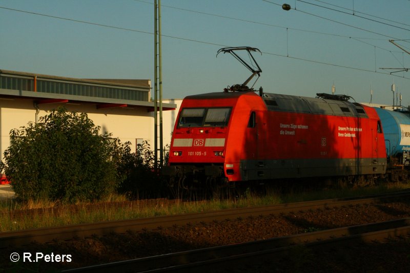 101 105-5 durchfhrt Obertraubling mit ein Gterzug. 13.09.07