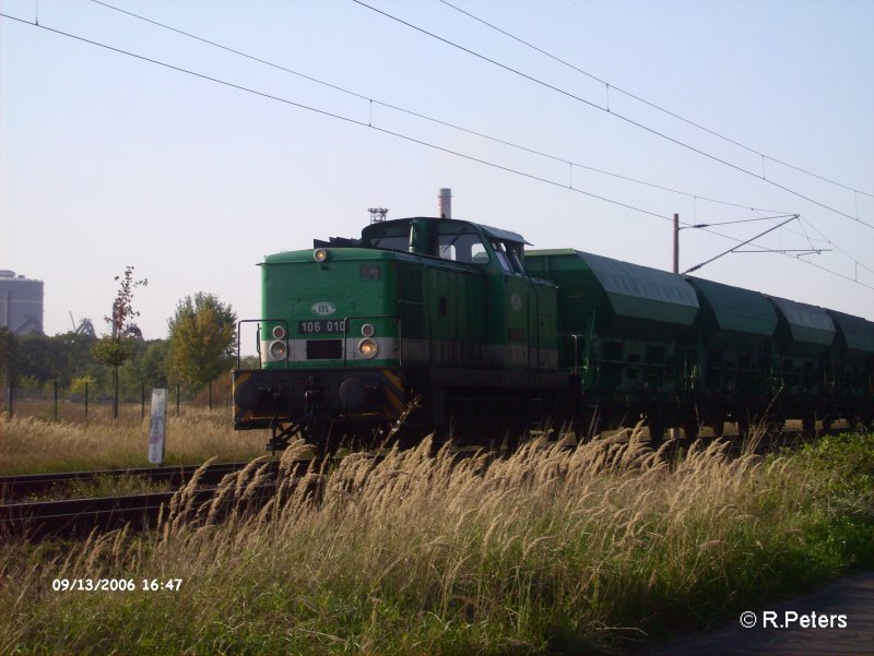 106 010 fhrt in Eisenhttenstadt mit ein Schotterzug ein. 13.09.06