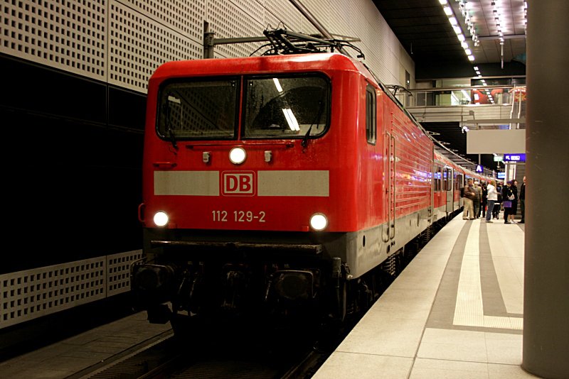 112 129-2 mit DZ 2750 aus Wolfsburg (DB Regio AG - RL Niedersachsen, gesichtet Berlin Hauptbahnhof, 16.05.2009).