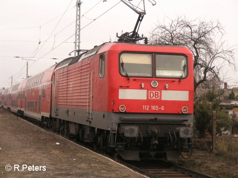 112 165-6 schiebt den RE1 Magdeburg aus den Bahnhof Eisenhttenstatd. 09.02.08