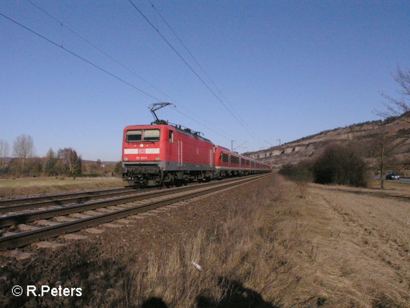 112 172-2 zieht im Sandwitch ein RE Wrzburg bei Thngersheim. 16.02.08